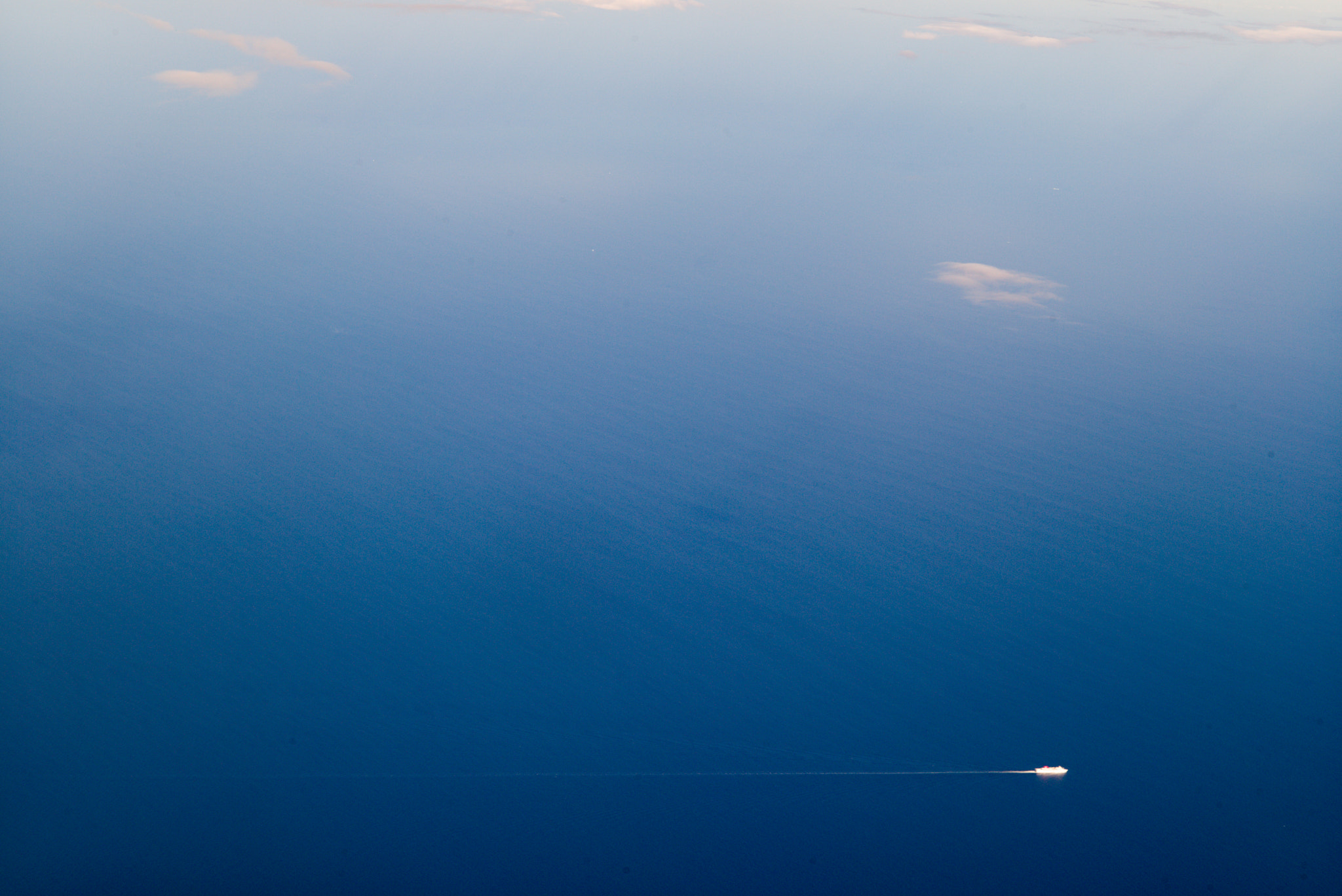 Leica APO-Summicron-M 90mm F2 ASPH sample photo. A single ship photography