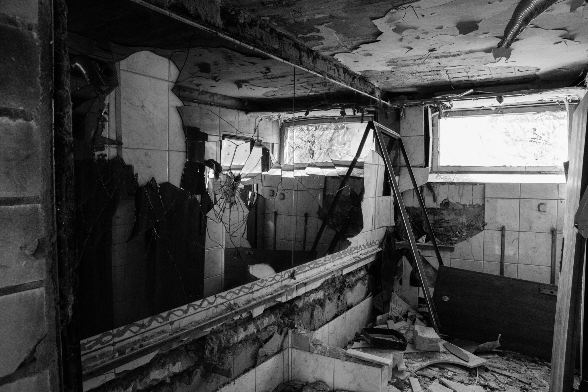 Sony SLT-A68 sample photo. Broken mirror photography
