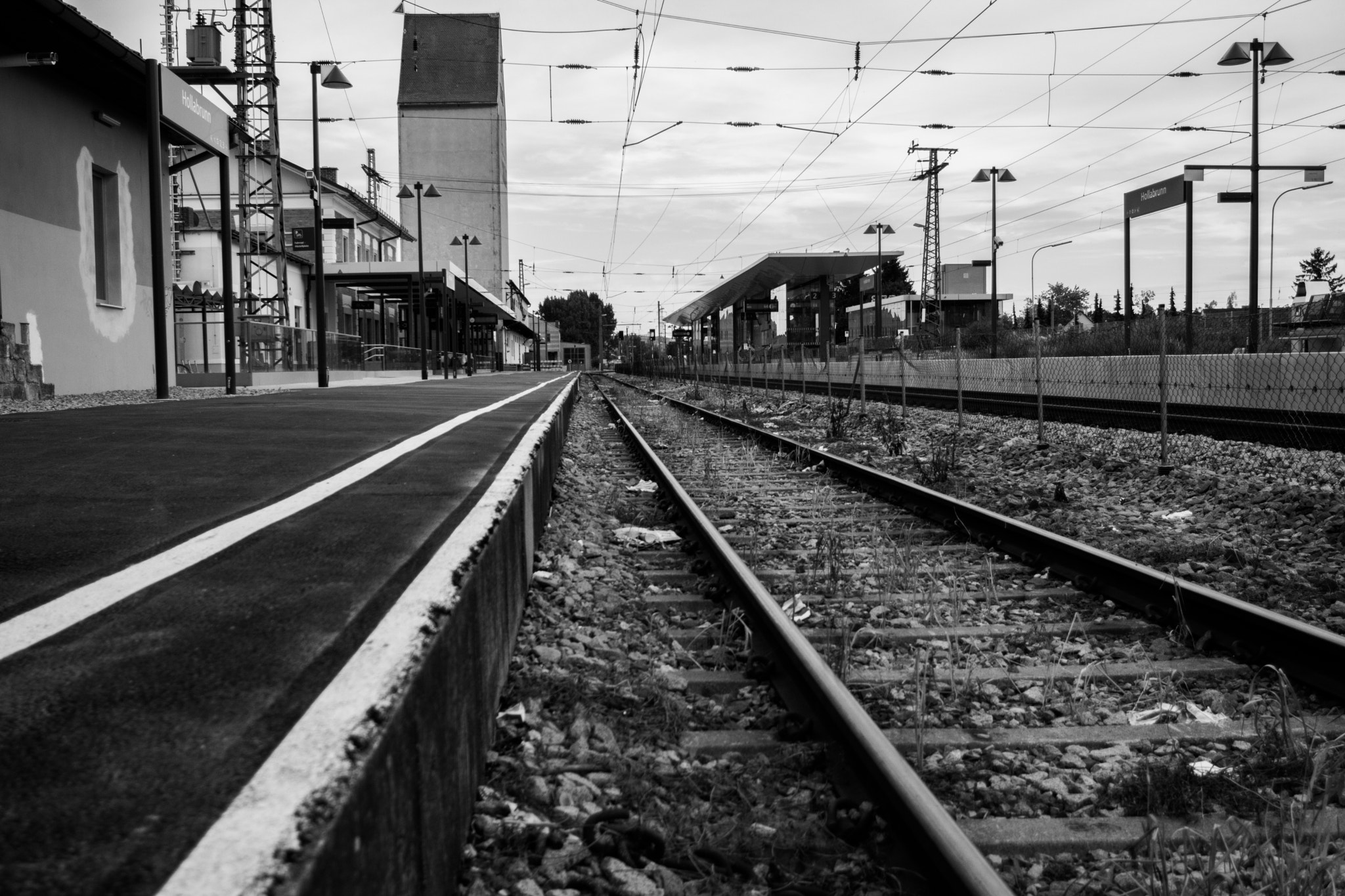 Canon EOS 750D (EOS Rebel T6i / EOS Kiss X8i) + Canon EF 17-40mm F4L USM sample photo. Lonely railway station photography