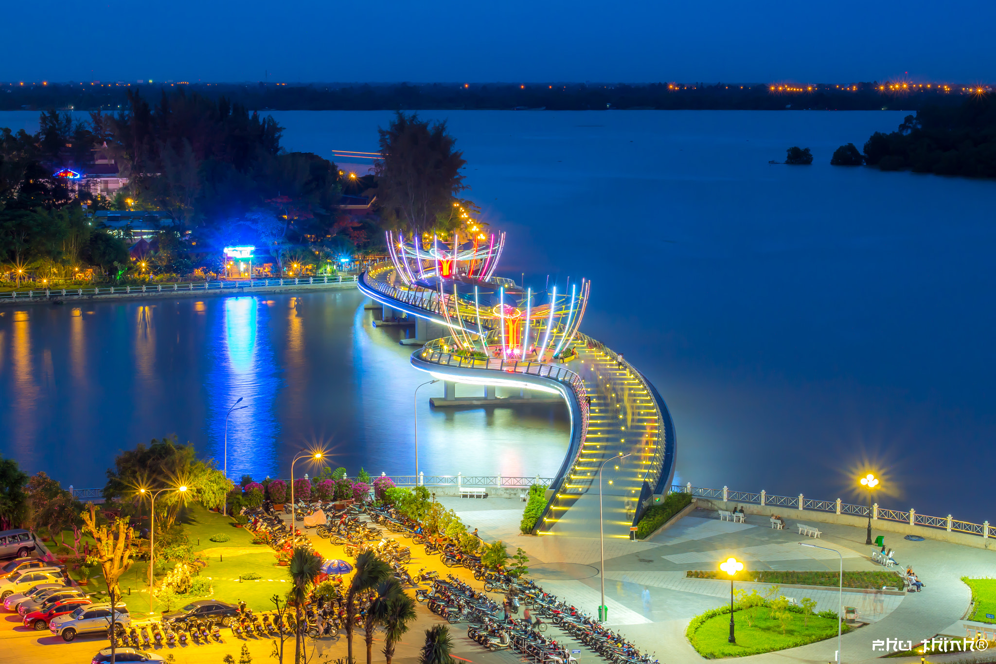 35-70mm F4 sample photo. Cầu đi bộ cần thơ - việt nam  photography