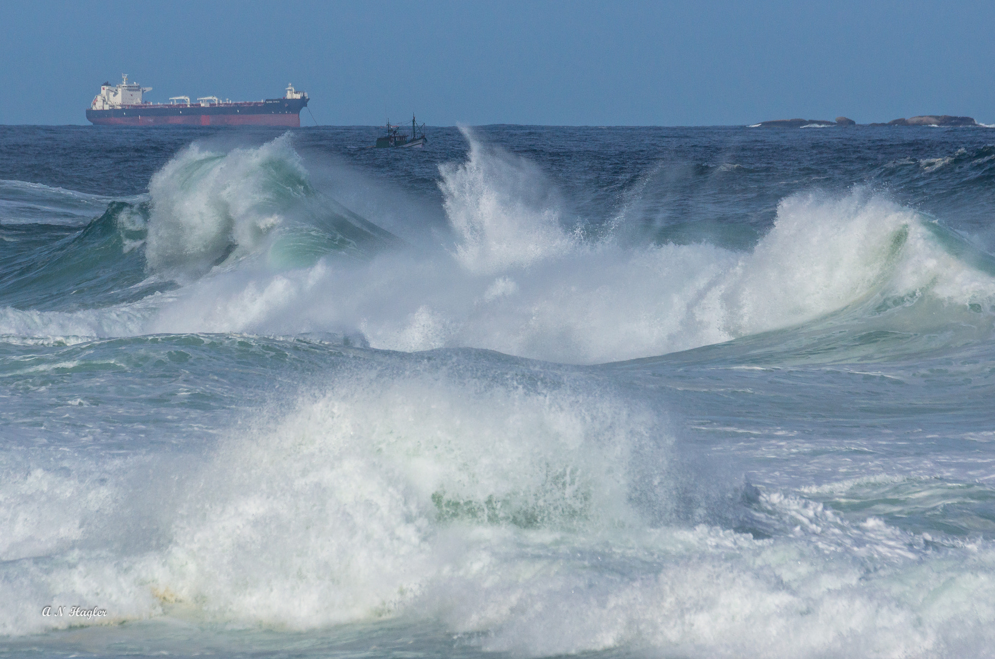 Sony 70-300mm F4.5-5.6 G SSM sample photo. Big splash & boats photography