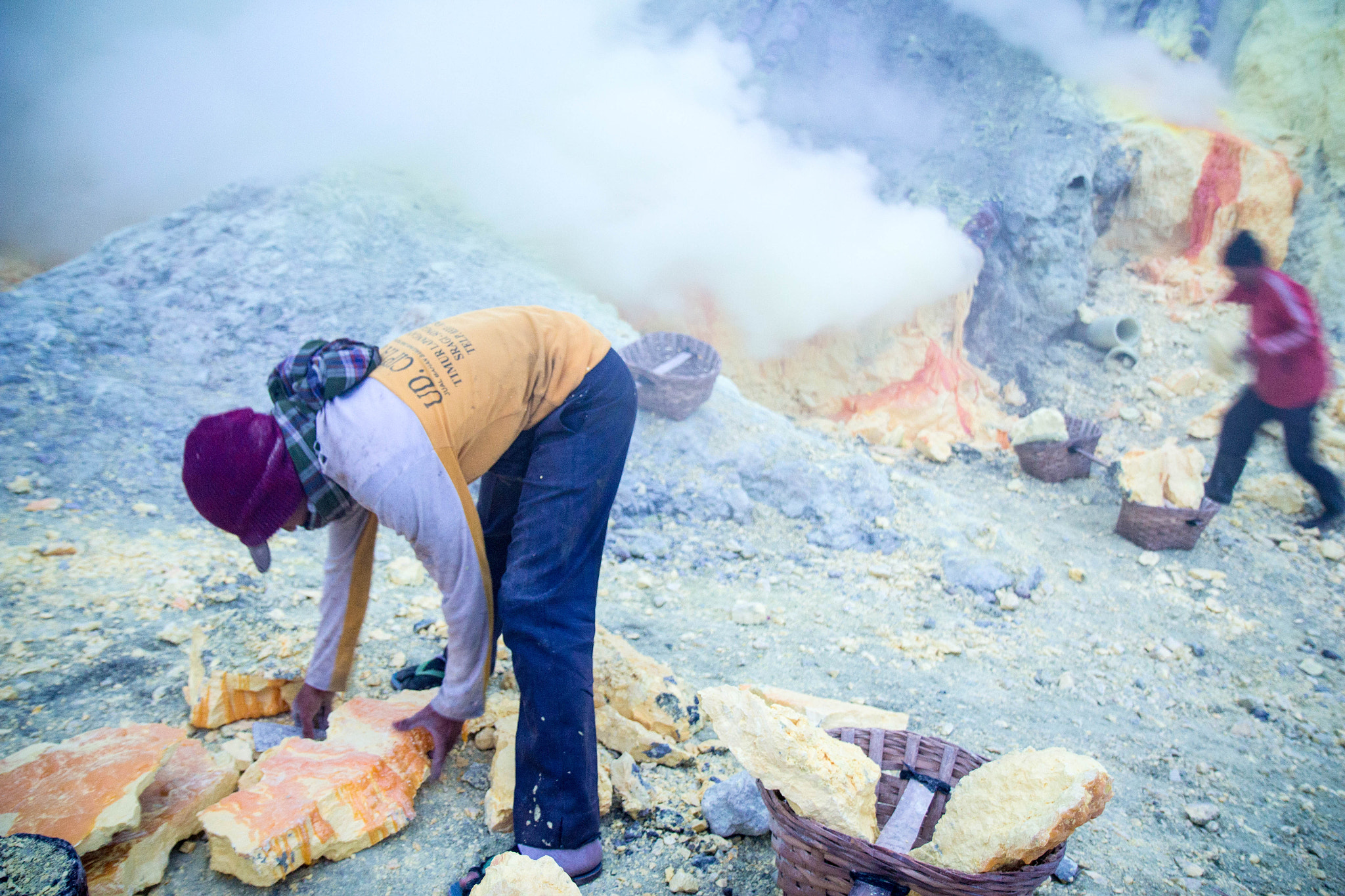 Canon EOS 100D (EOS Rebel SL1 / EOS Kiss X7) sample photo. People of volcano photography