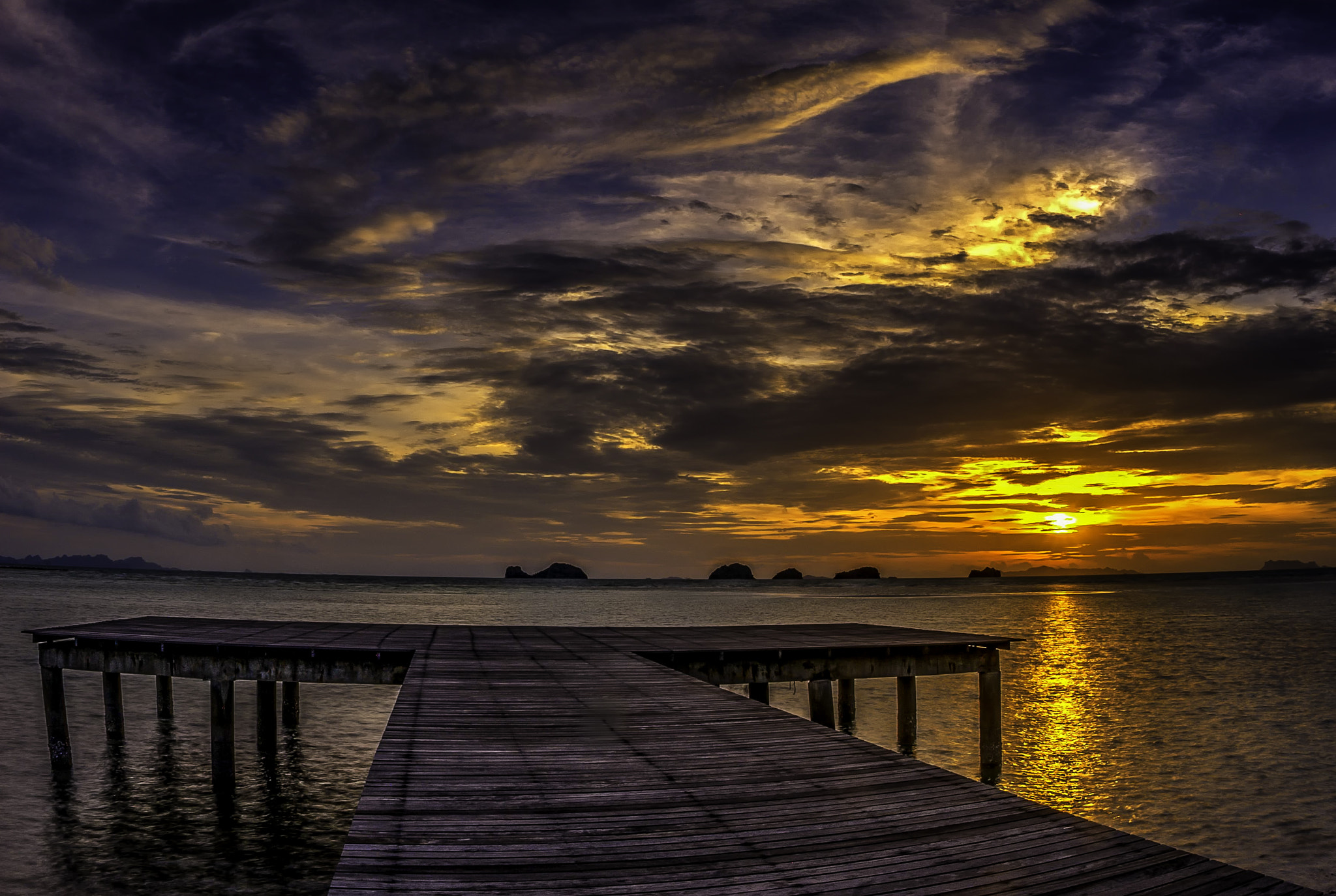 Nikon D200 + Nikon AF Fisheye-Nikkor 16mm F2.8D sample photo. Phangka pier photography