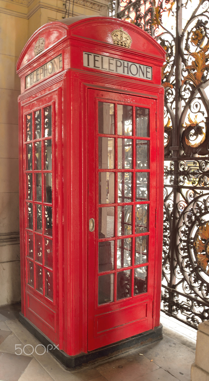 Sigma 18-200mm F3.5-6.3 DC OS HSM sample photo. The red telephone box photography