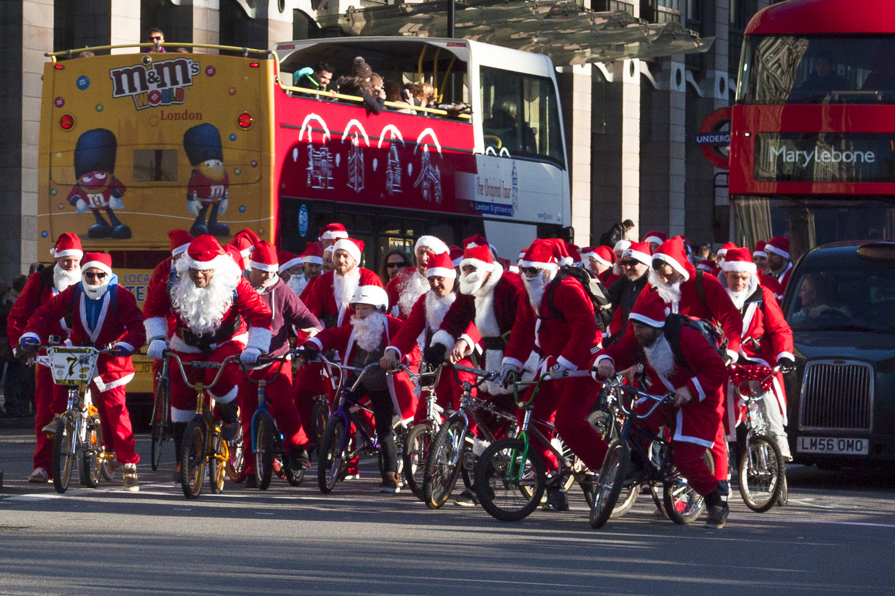 Canon EOS 500D (EOS Rebel T1i / EOS Kiss X3) + Canon EF 50mm F1.8 II sample photo. Cycling santas photography