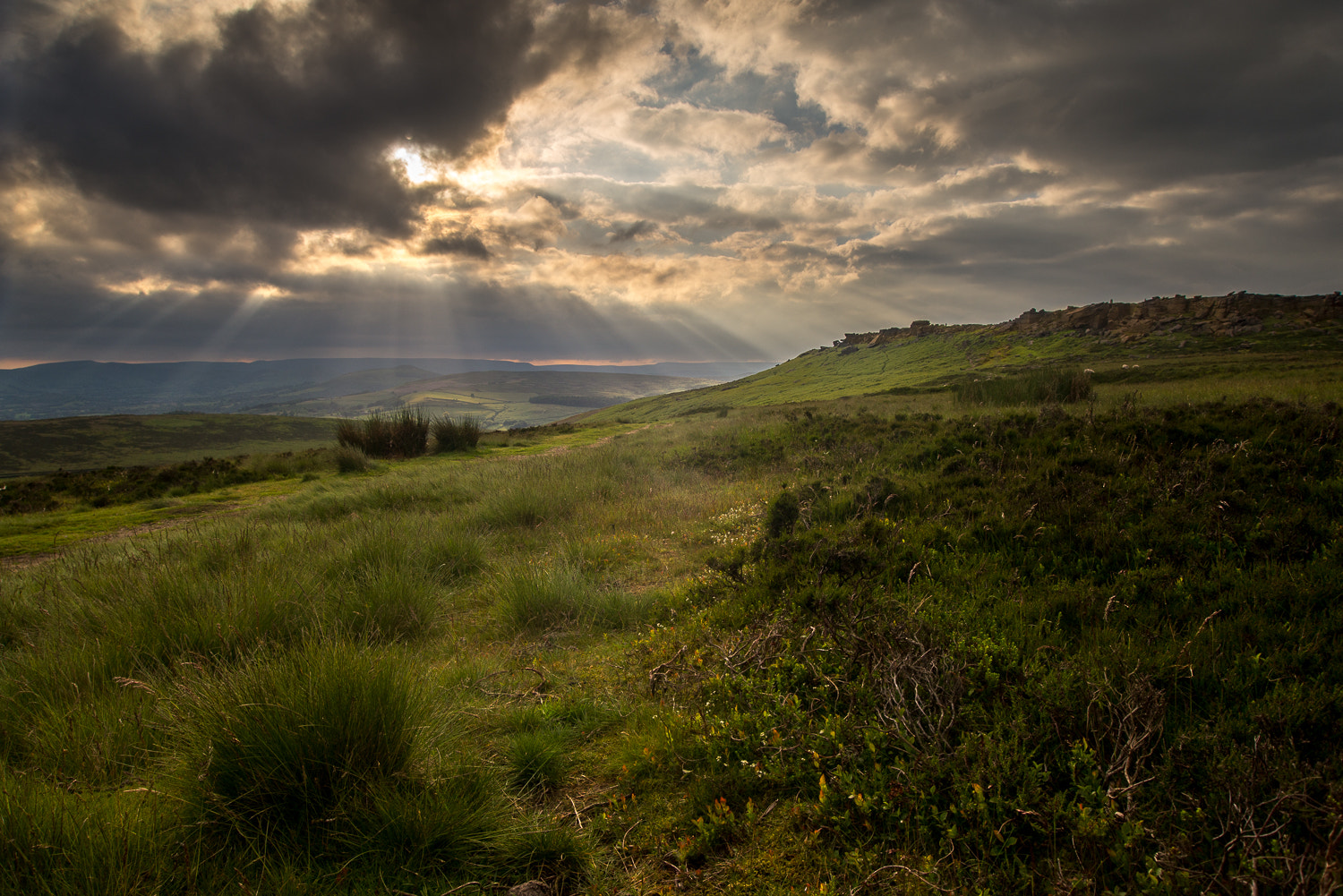 Nikon D610 + Sigma 17-35mm F2.8-4 EX Aspherical sample photo. Sun rays across peak district photography