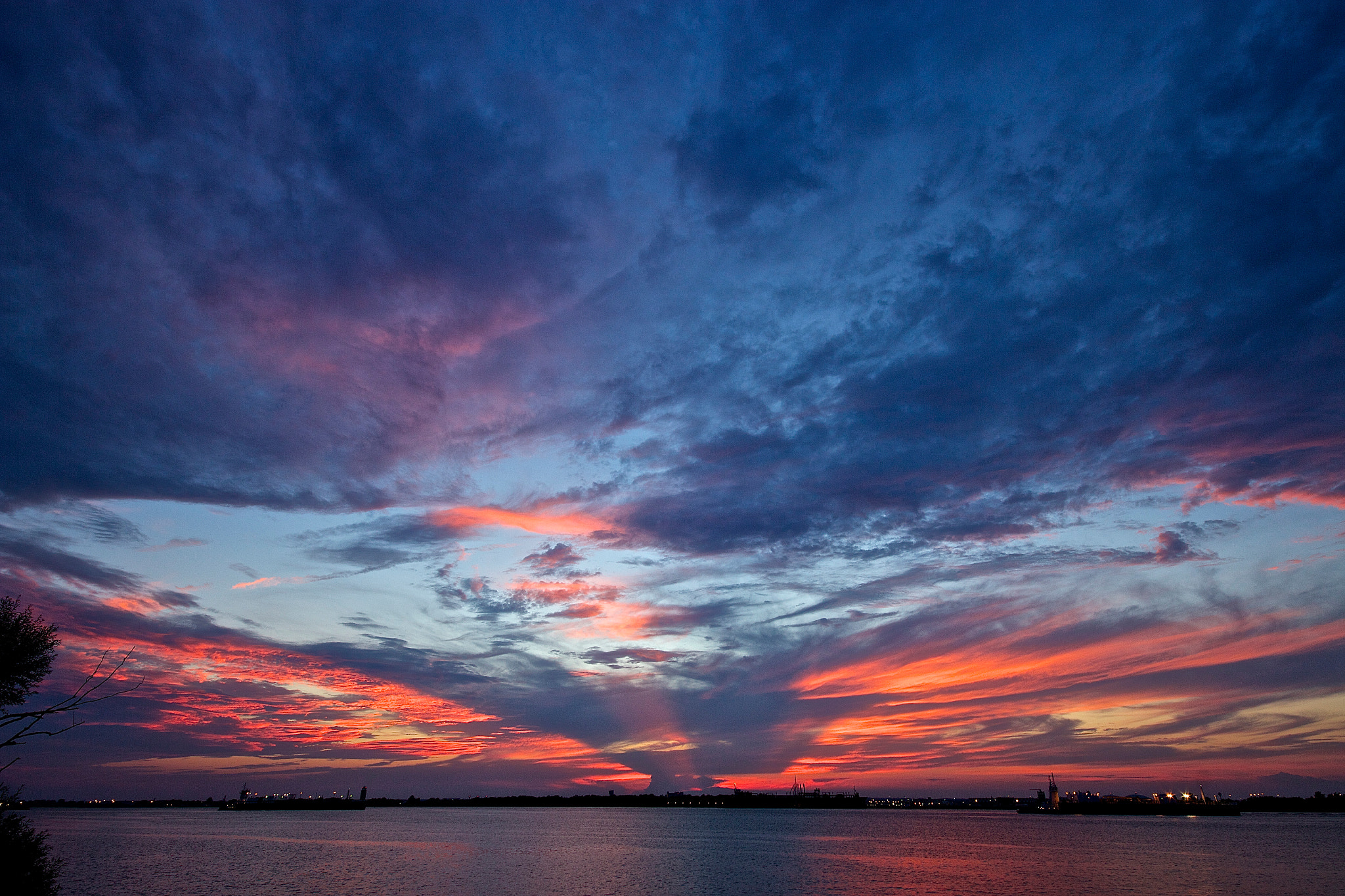 Sigma 10-20mm F4-5.6 EX DC HSM sample photo. Sunset spotlight photography