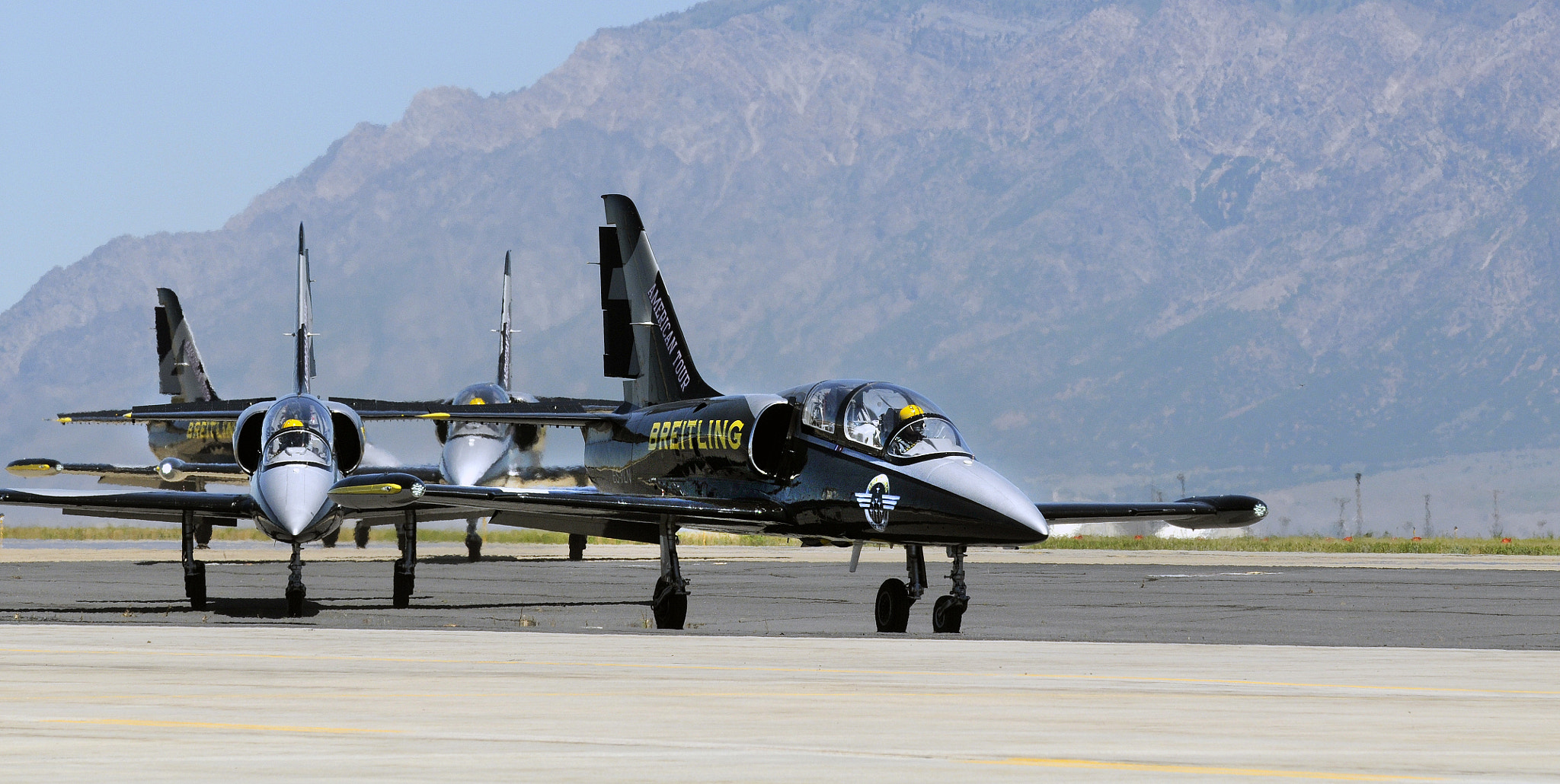 AF-S Zoom-Nikkor 80-200mm f/2.8D IF-ED sample photo. Precision taxiing photography