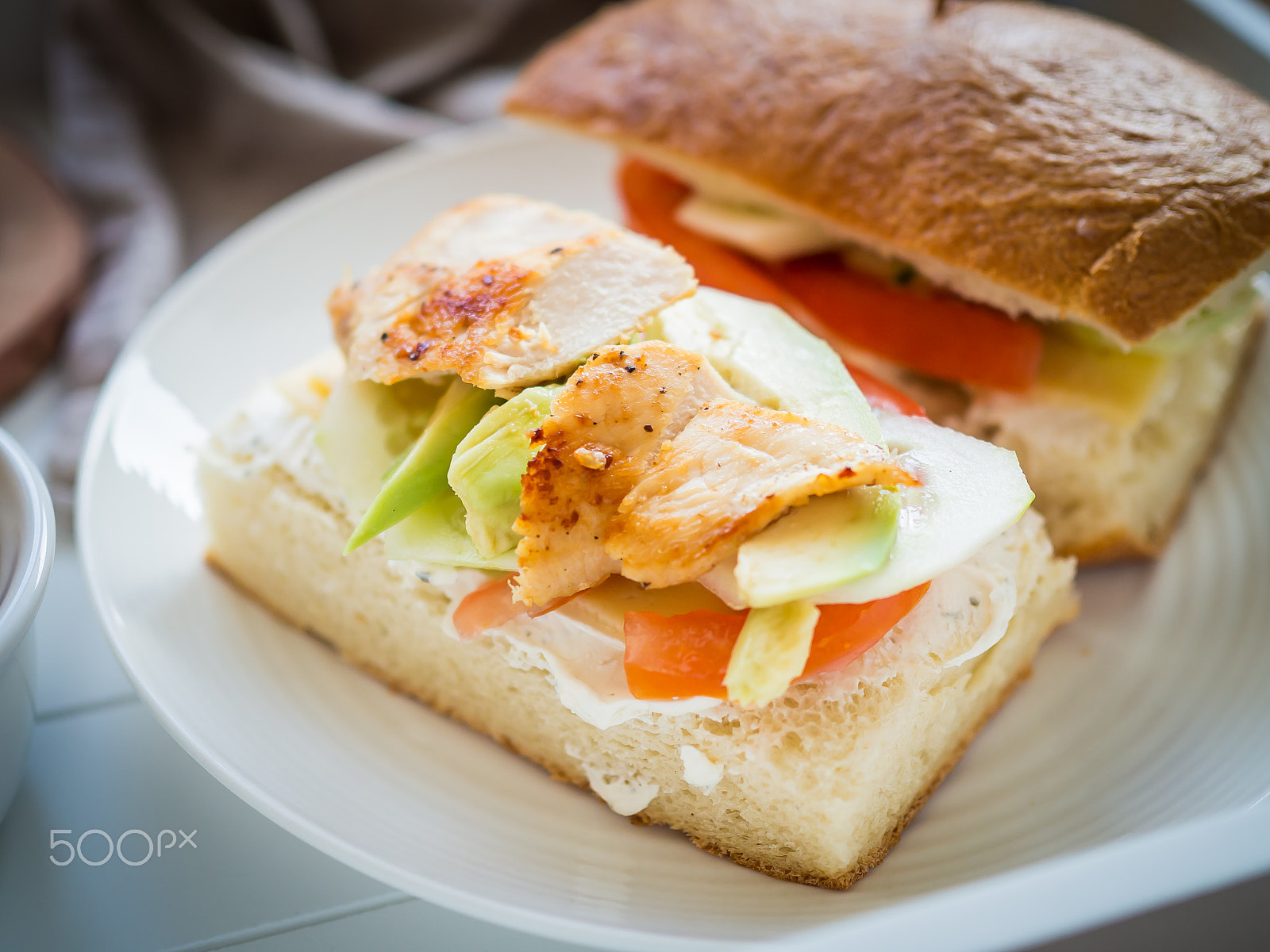 Olympus OM-D E-M10 II + Olympus M.Zuiko Digital 25mm F1.8 sample photo. Summer dinner with sandwich and chicken photography