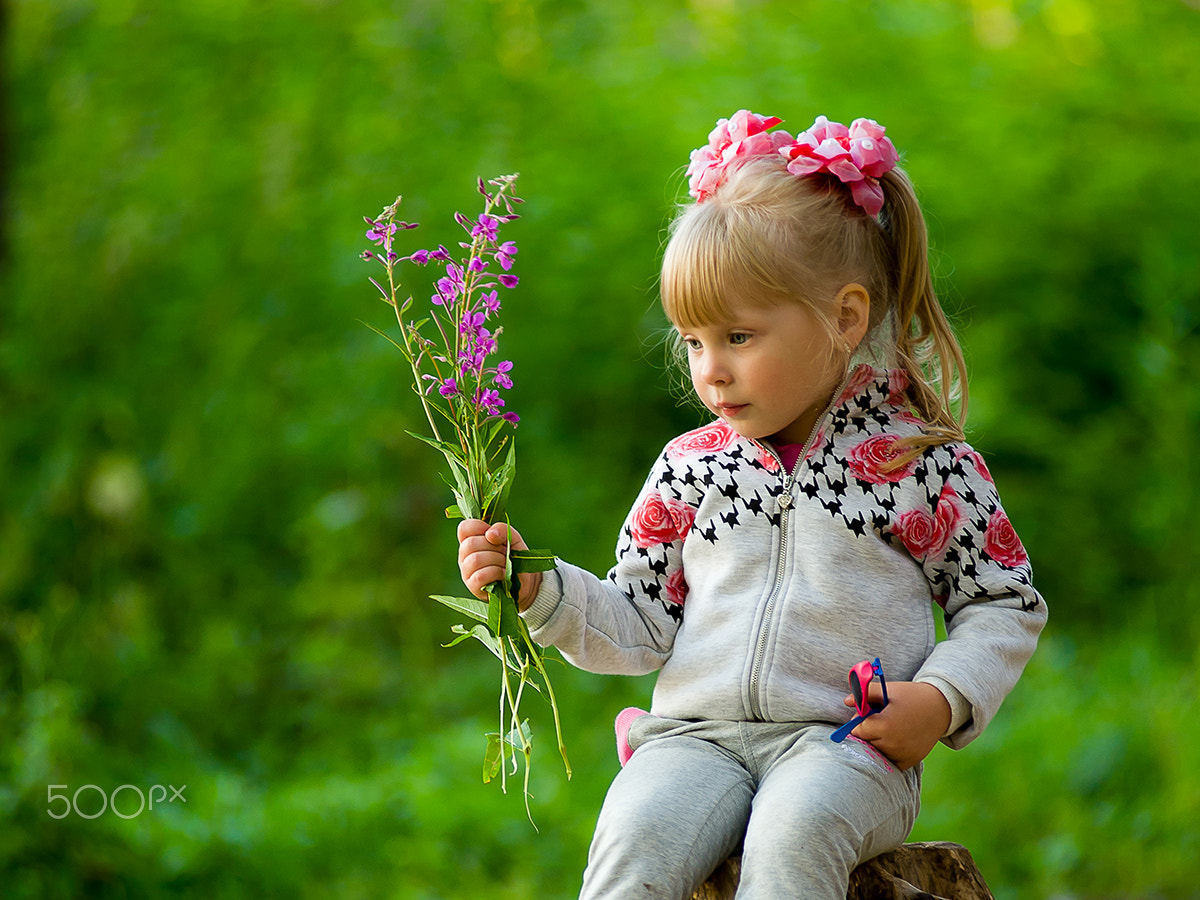 AF Zoom-Nikkor 80-200mm f/2.8 ED sample photo. Девочка и цветочек photography