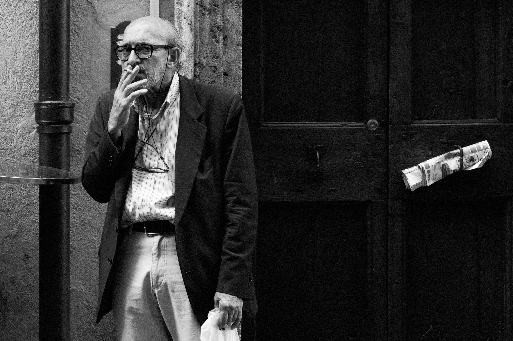 Sony a5100 + Sony E 35mm F1.8 OSS sample photo. Man smoking, perugia, italy photography