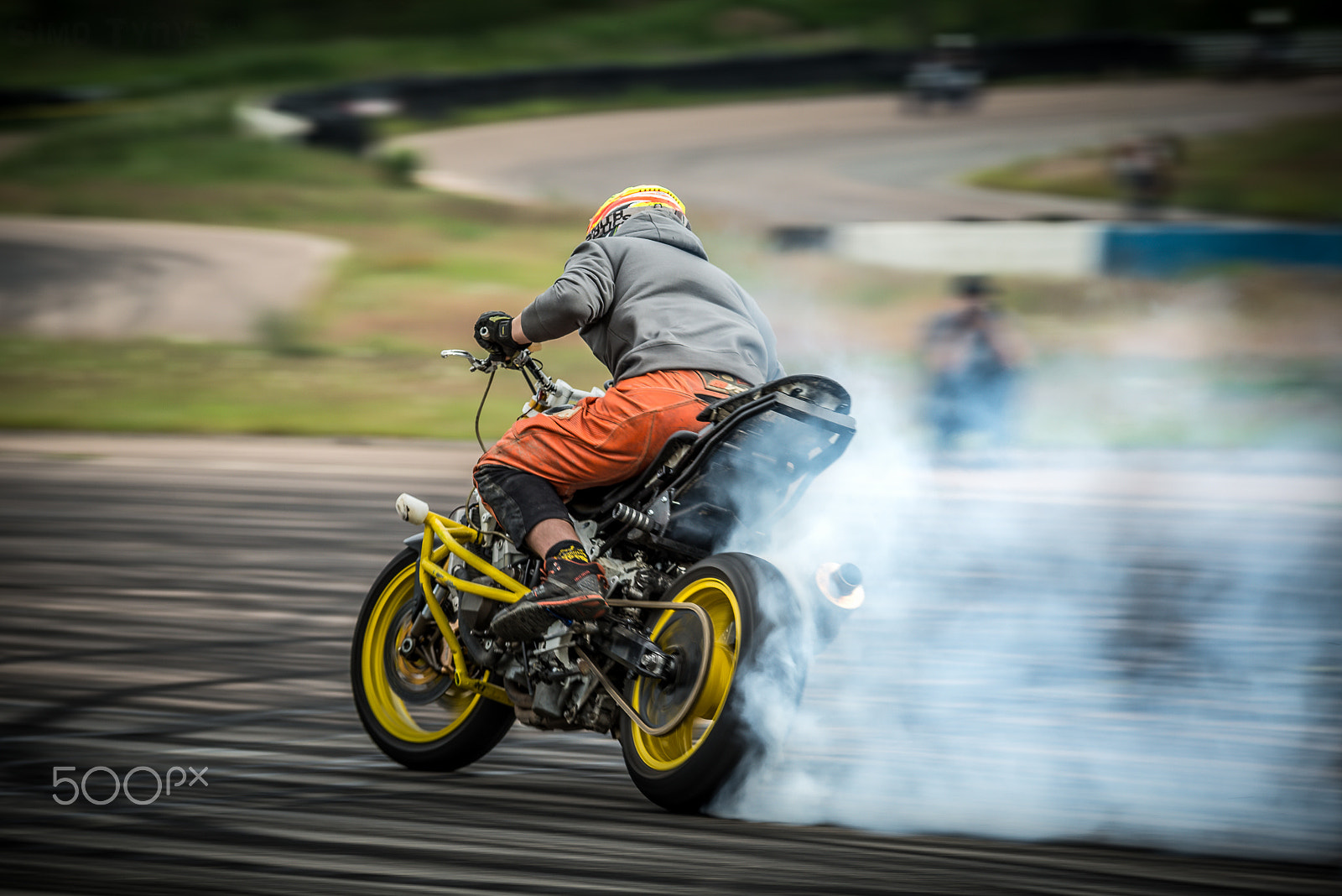 AF-S Zoom-Nikkor 80-200mm f/2.8D IF-ED sample photo. Drifting photography