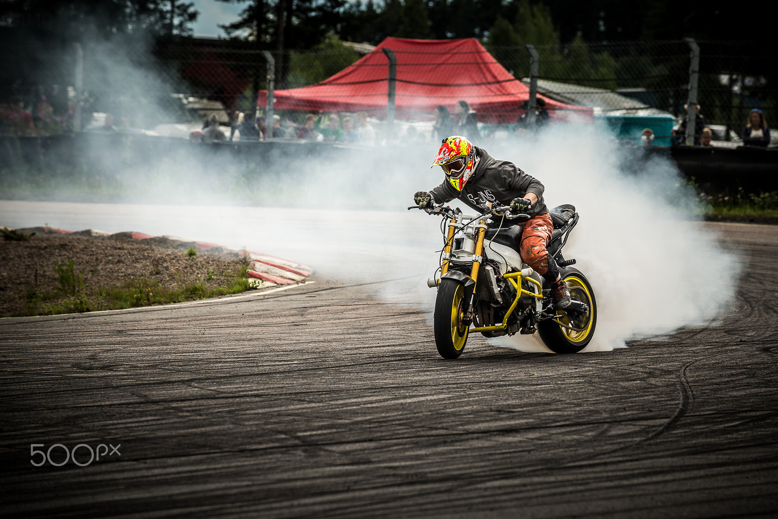 AF-S Zoom-Nikkor 80-200mm f/2.8D IF-ED sample photo. Burnout photography
