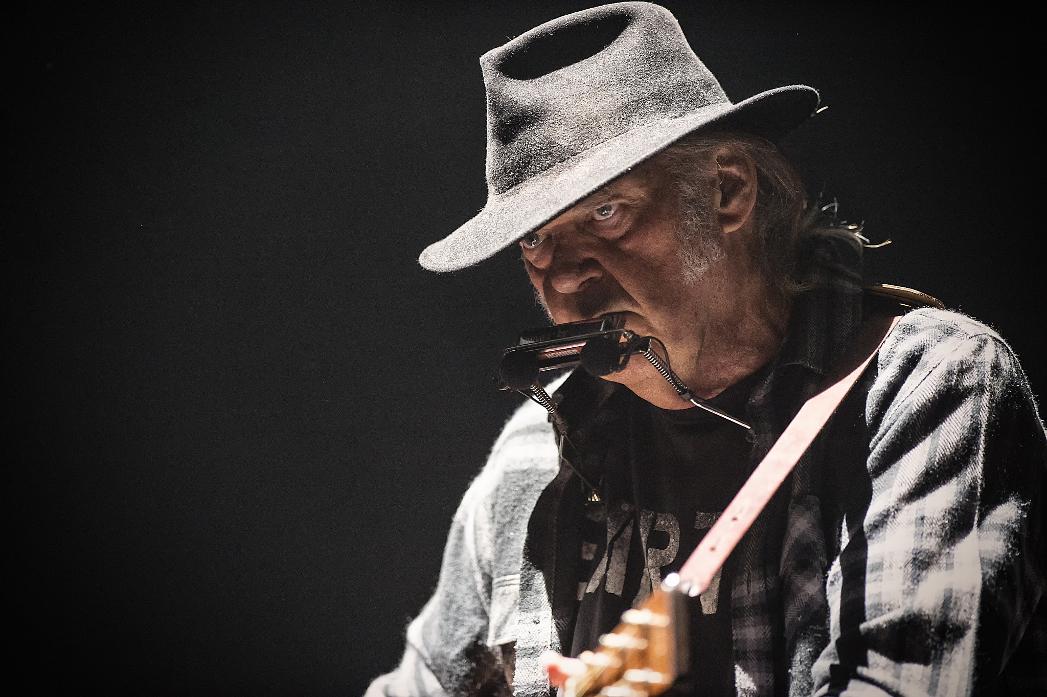 Nikon AF-S Nikkor 300mm F2.8G ED-IF VR sample photo. Neil young photography