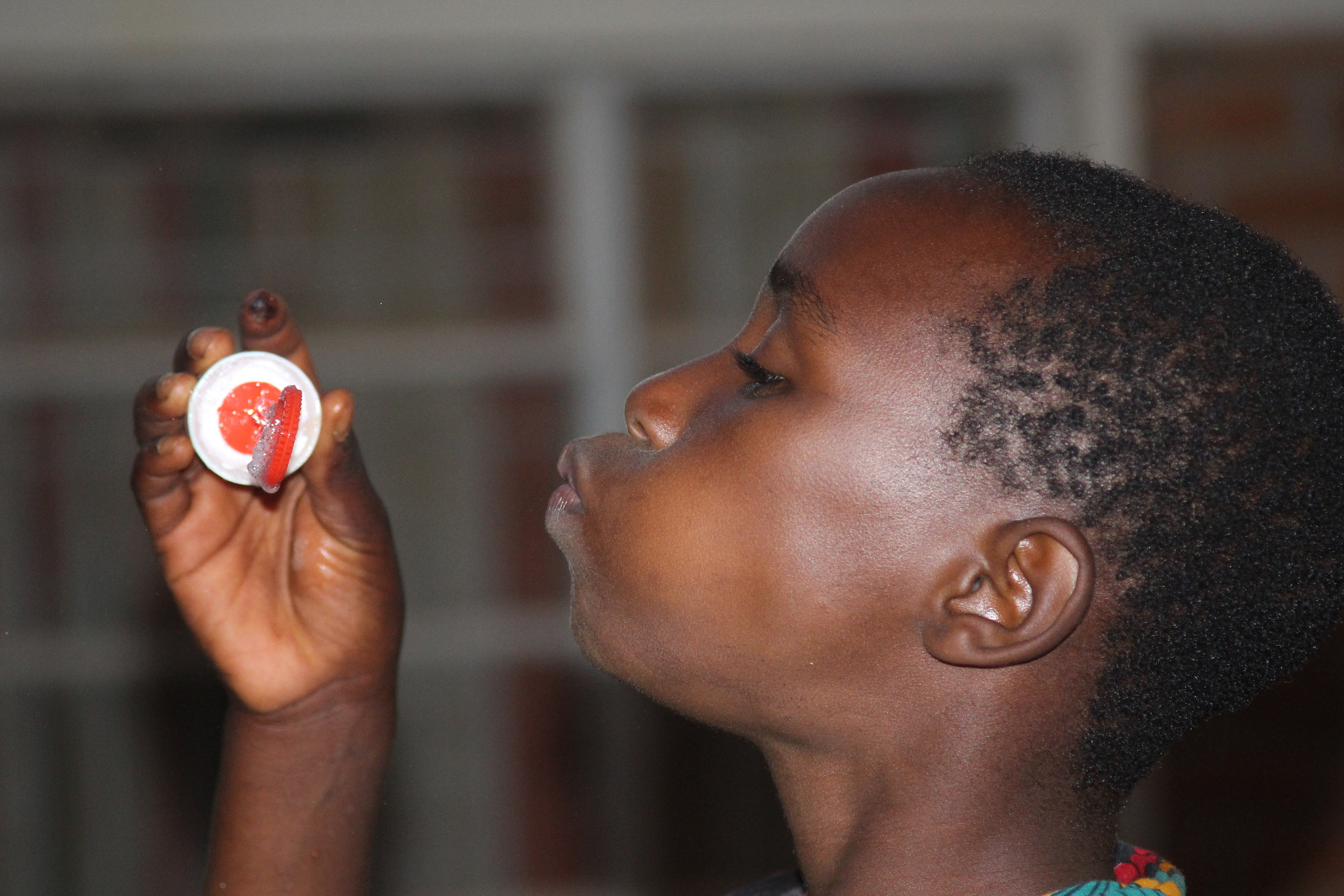 Canon EF 35-105mm f/3.5-4.5 sample photo. Blowing bubbles in mulanje, malawi. photography