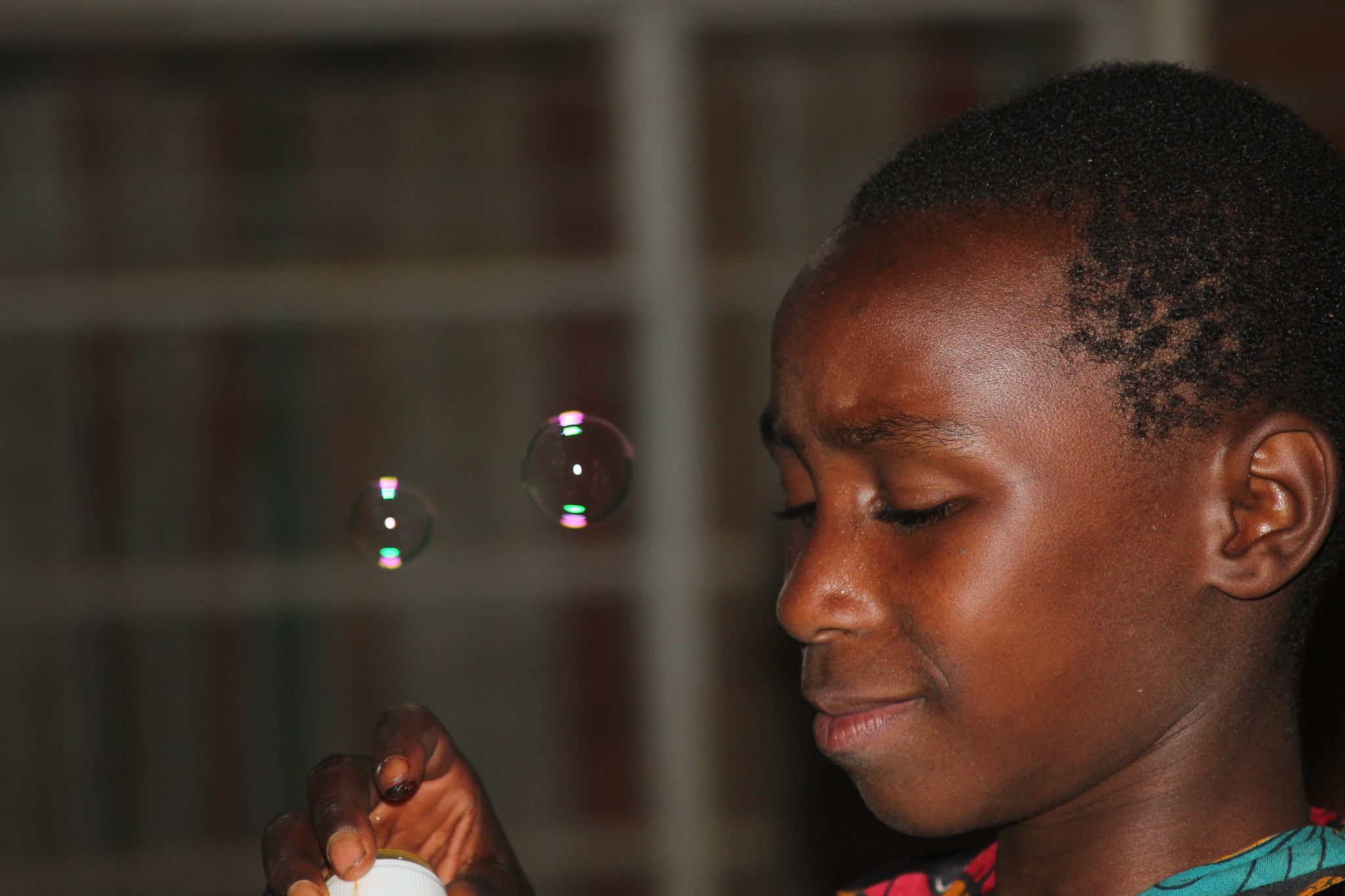 Canon EOS 100D (EOS Rebel SL1 / EOS Kiss X7) + Canon EF 35-105mm f/3.5-4.5 sample photo. Blowing bubbles in mulanje, malawi. photography