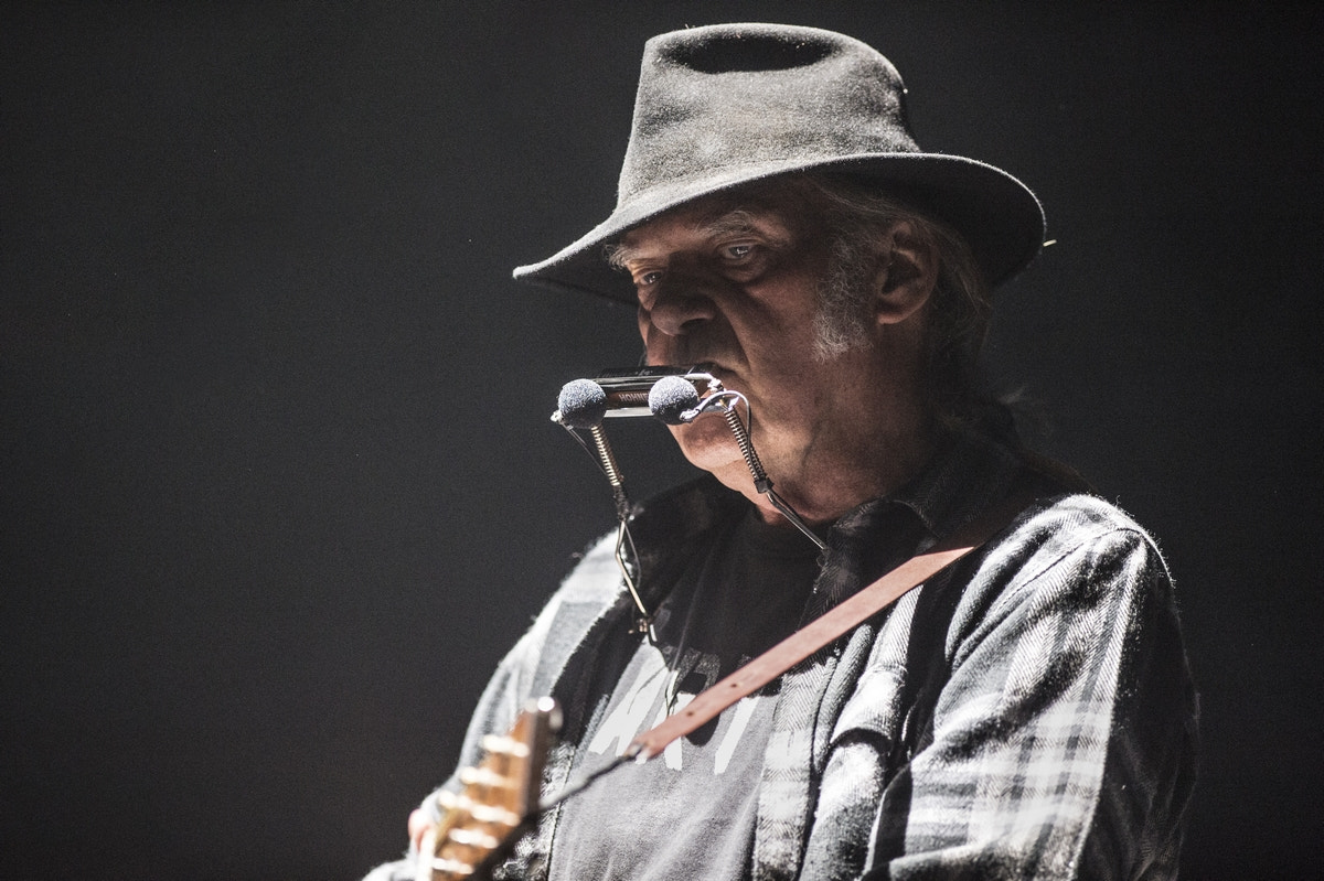 Nikon AF-S Nikkor 300mm F2.8G ED-IF VR sample photo. Neil young photography