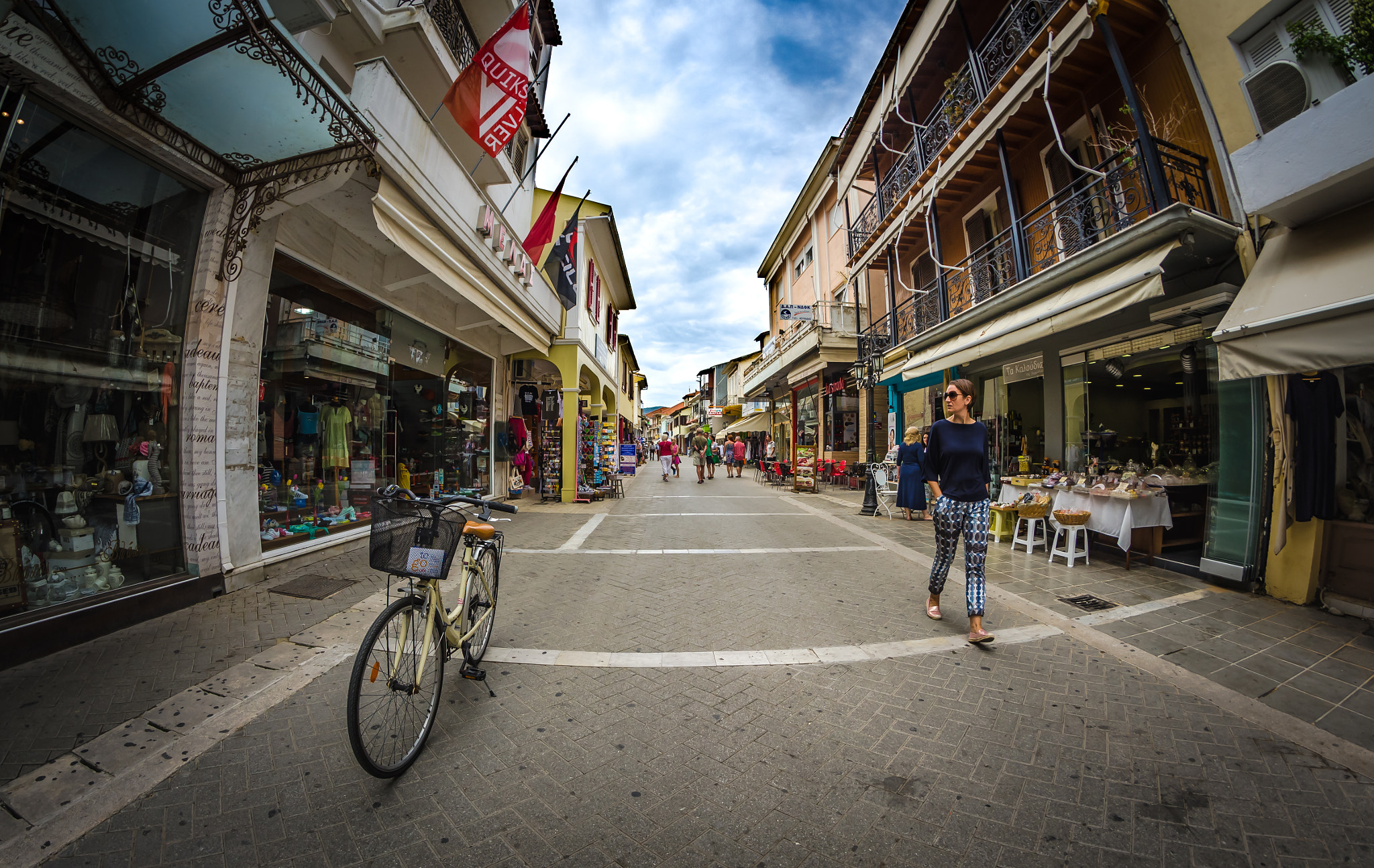 Nikon D7000 + Samyang 8mm F3.5 Aspherical IF MC Fisheye sample photo. City frame... photography