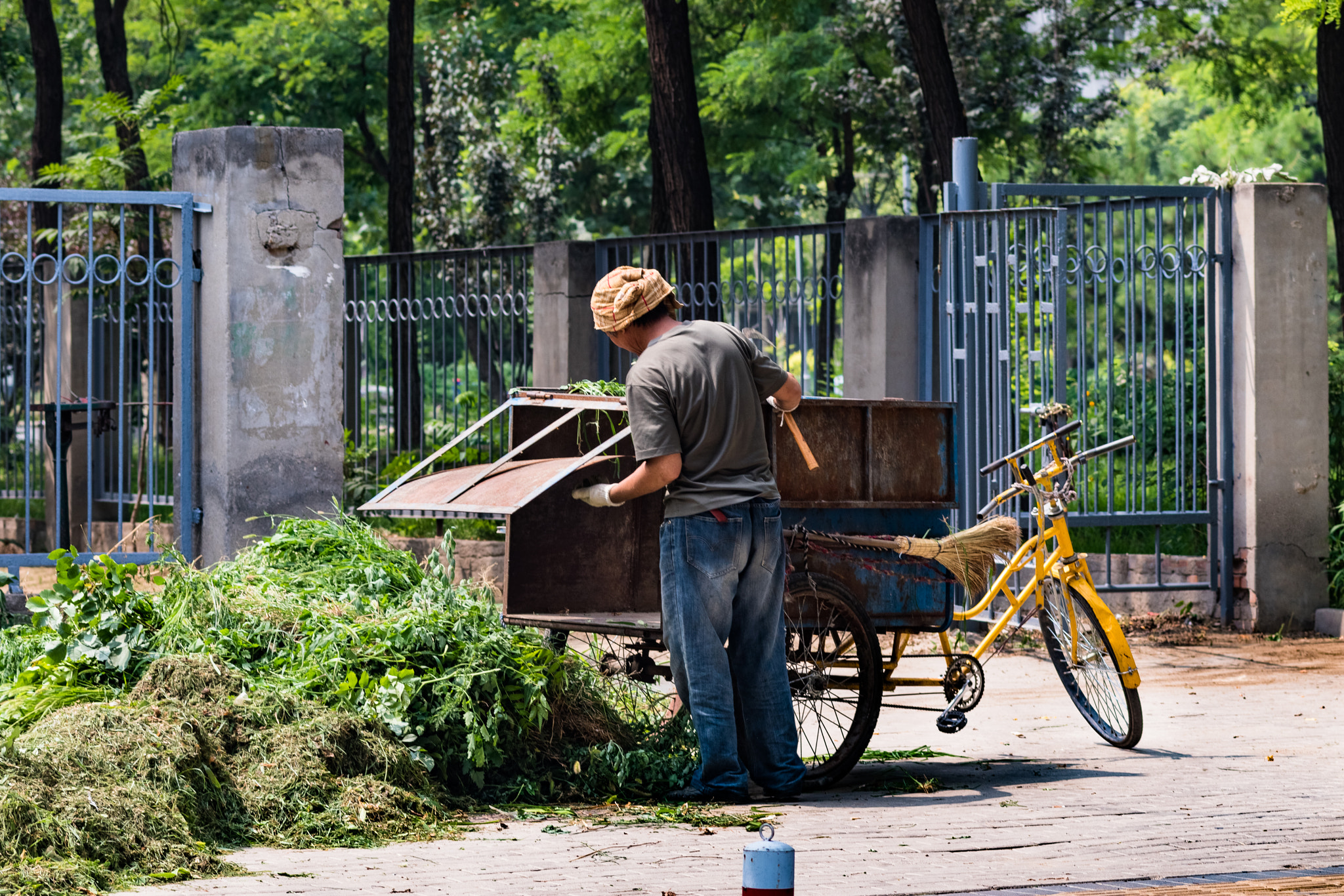 Canon EF 100mm F2.8 Macro USM sample photo. Beijing garbage truck photography