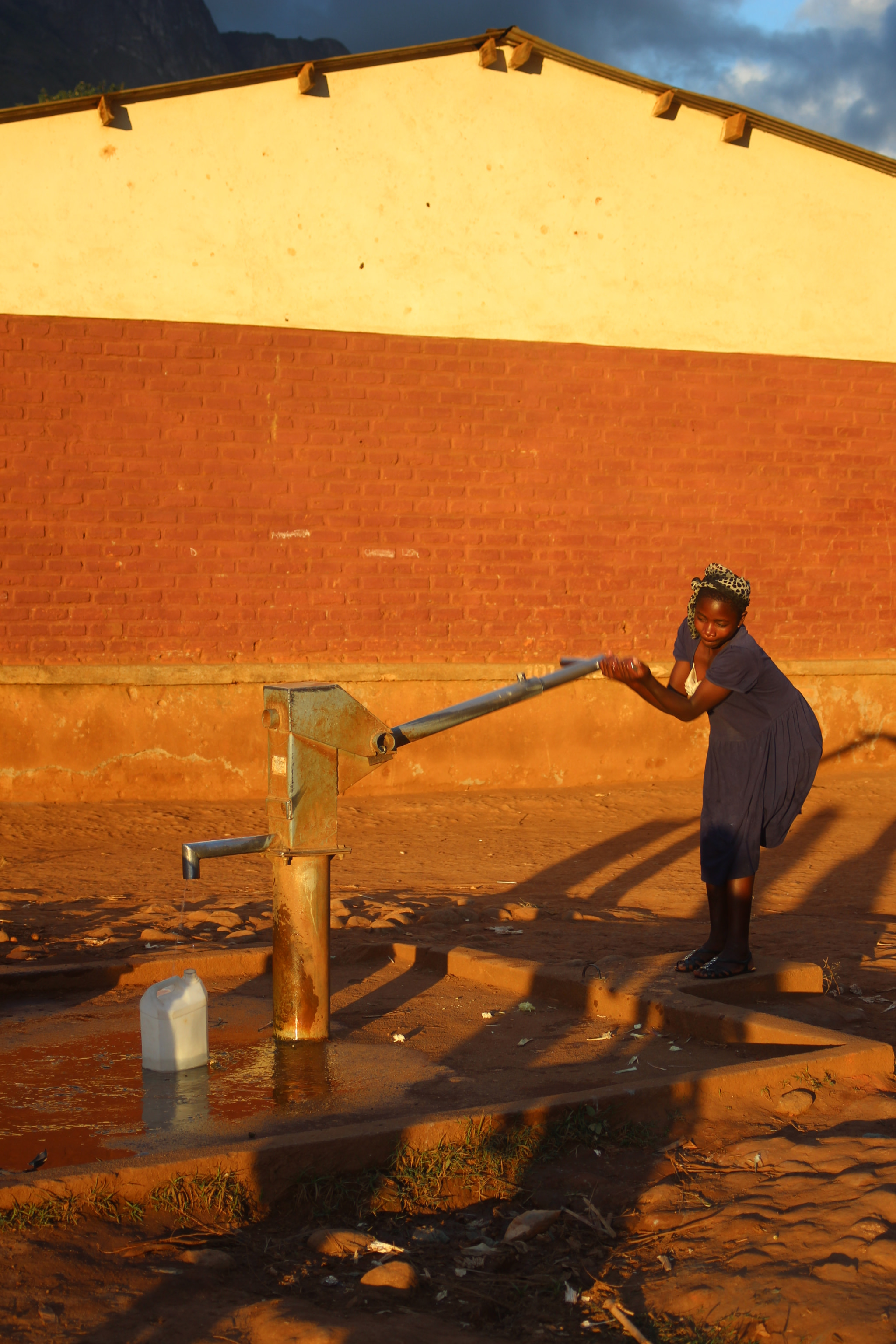 Canon EF 35-105mm f/3.5-4.5 sample photo. Collecting water.mulanje, malawi. photography