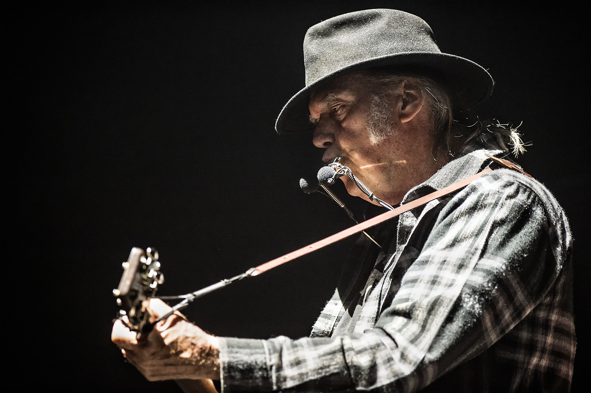 Nikon AF-S Nikkor 300mm F2.8G ED-IF VR sample photo. Neil young photography