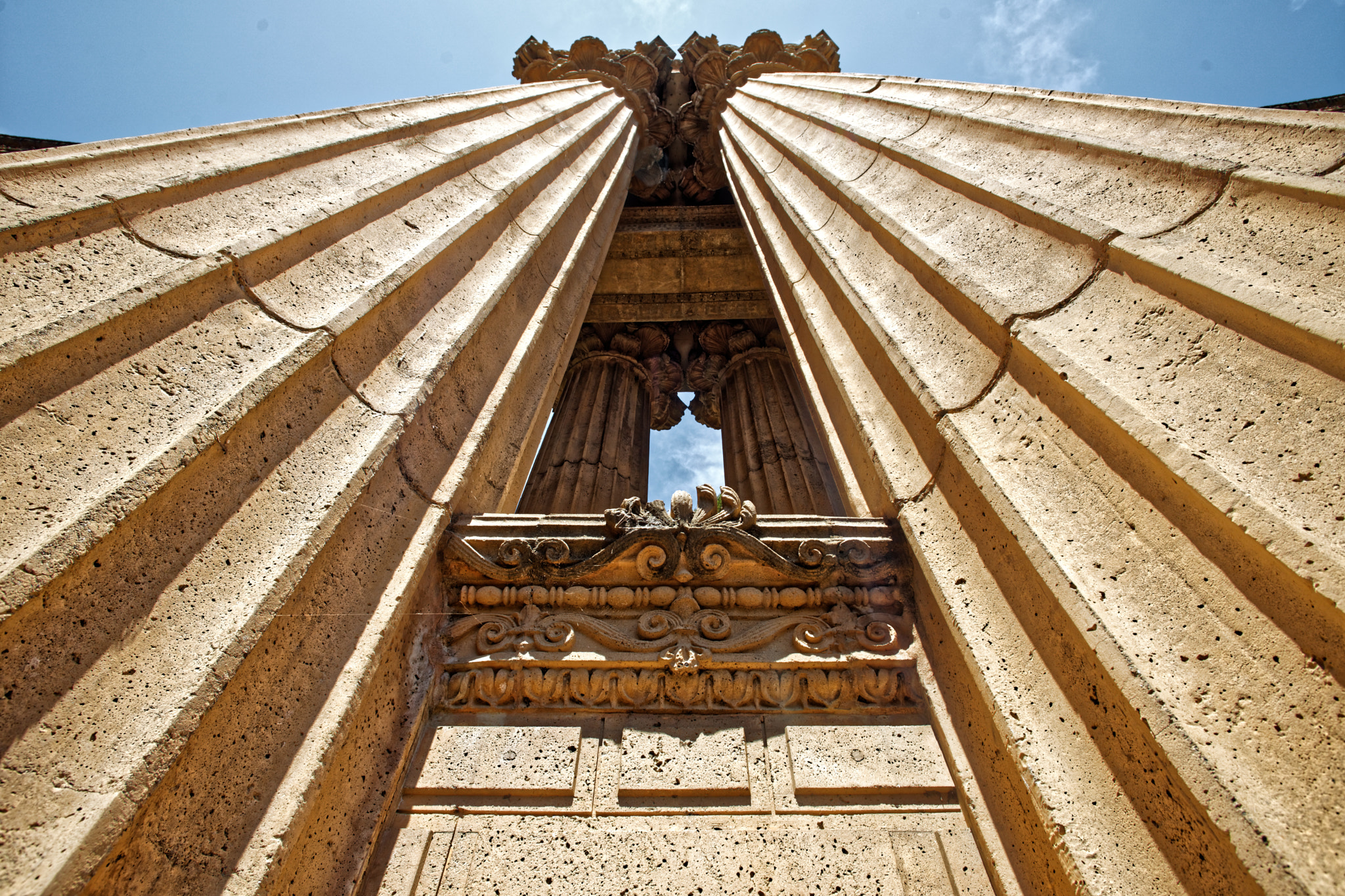 Sony a7 II + Canon EF 20mm F2.8 USM sample photo. Column photography