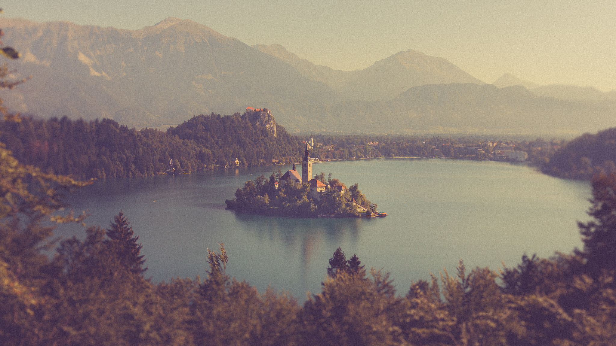 Canon EOS 600D (Rebel EOS T3i / EOS Kiss X5) + Sigma 17-70mm F2.8-4 DC Macro OS HSM | C sample photo. Lake bled photography