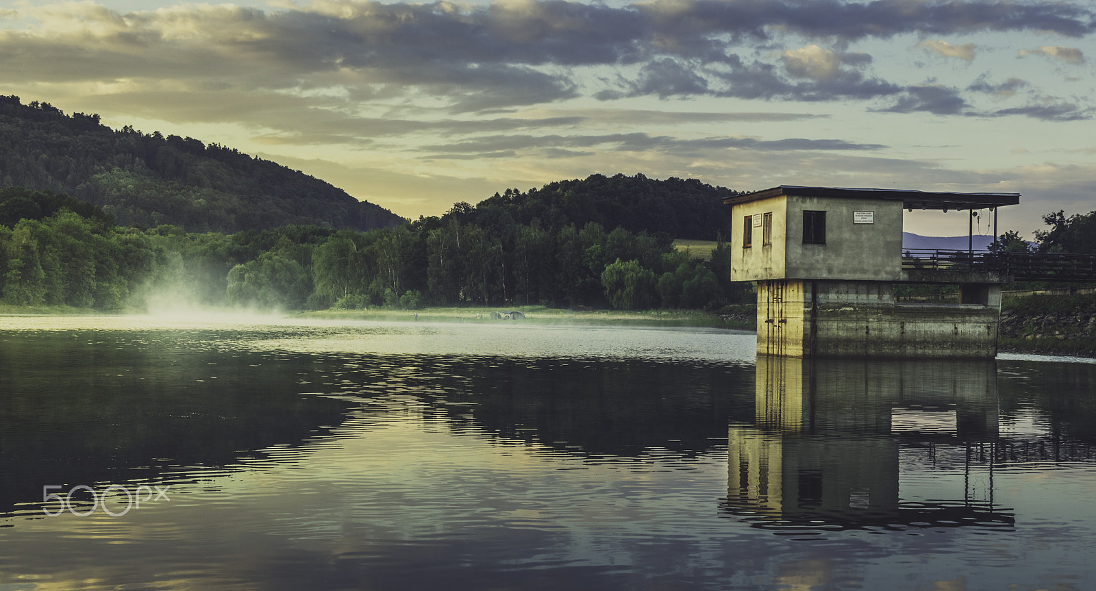 Canon EOS 80D + Sigma 35mm F1.4 DG HSM Art sample photo. Morning lake photography