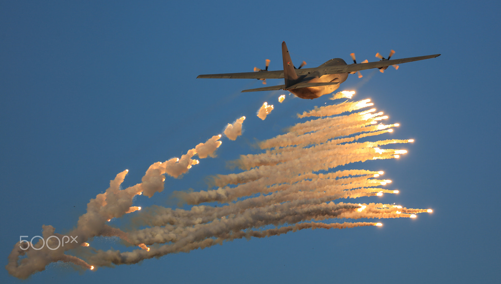 Canon EF 100-400mm F4.5-5.6L IS USM sample photo. Aircraft flares. photography