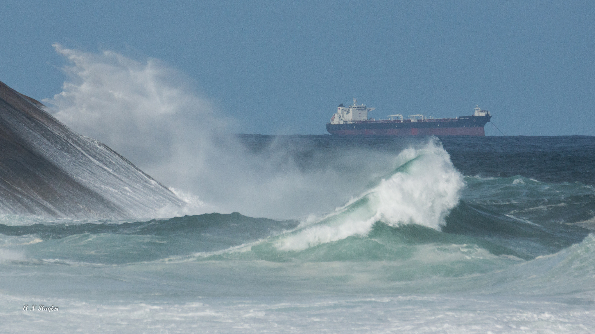 Sony SLT-A77 sample photo. Breaking waves, rock, ship & spray são conrado photography