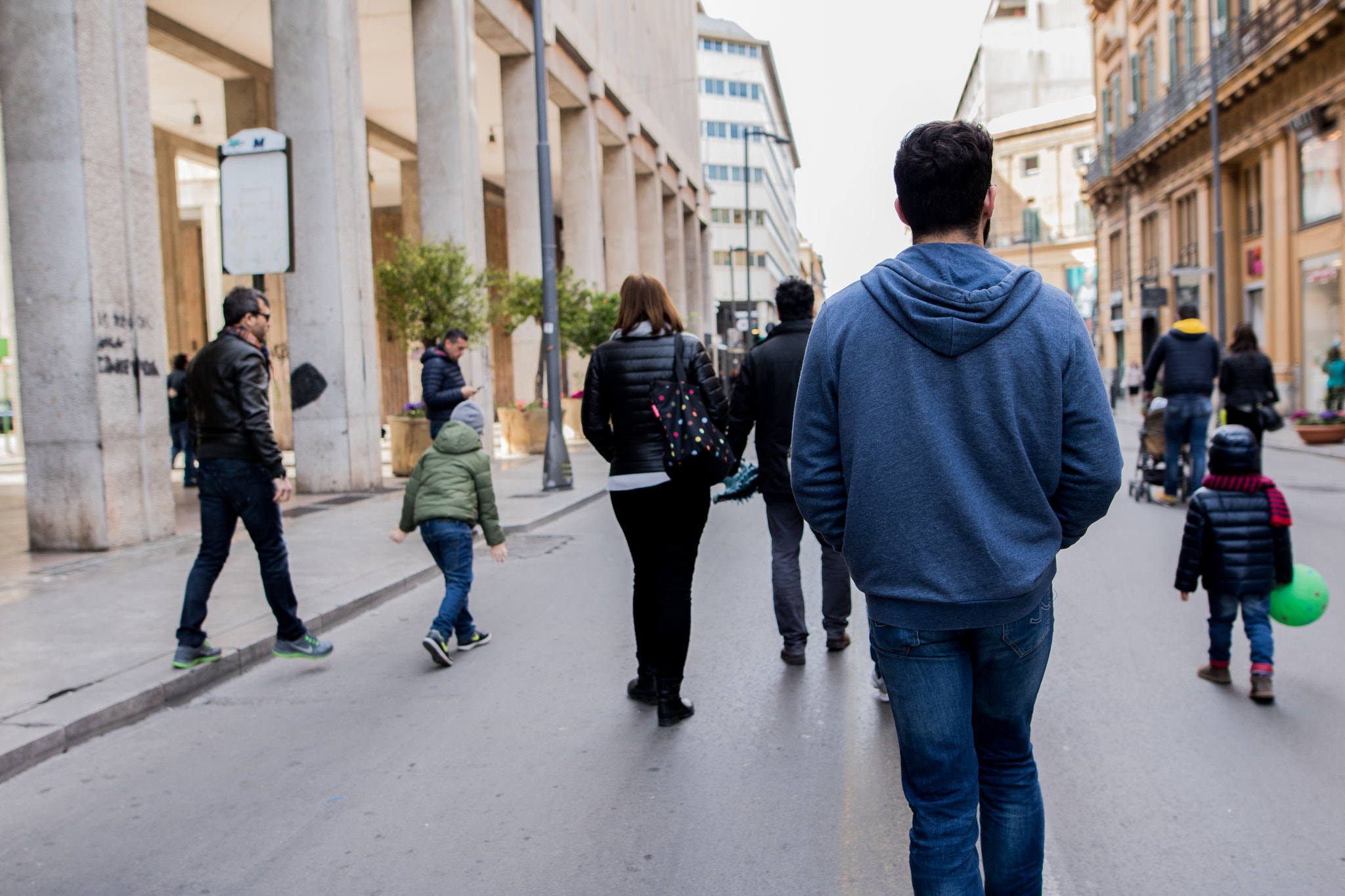 Canon EOS 760D (EOS Rebel T6s / EOS 8000D) + Sigma 20mm F1.4 DG HSM Art sample photo. People walking around... photography