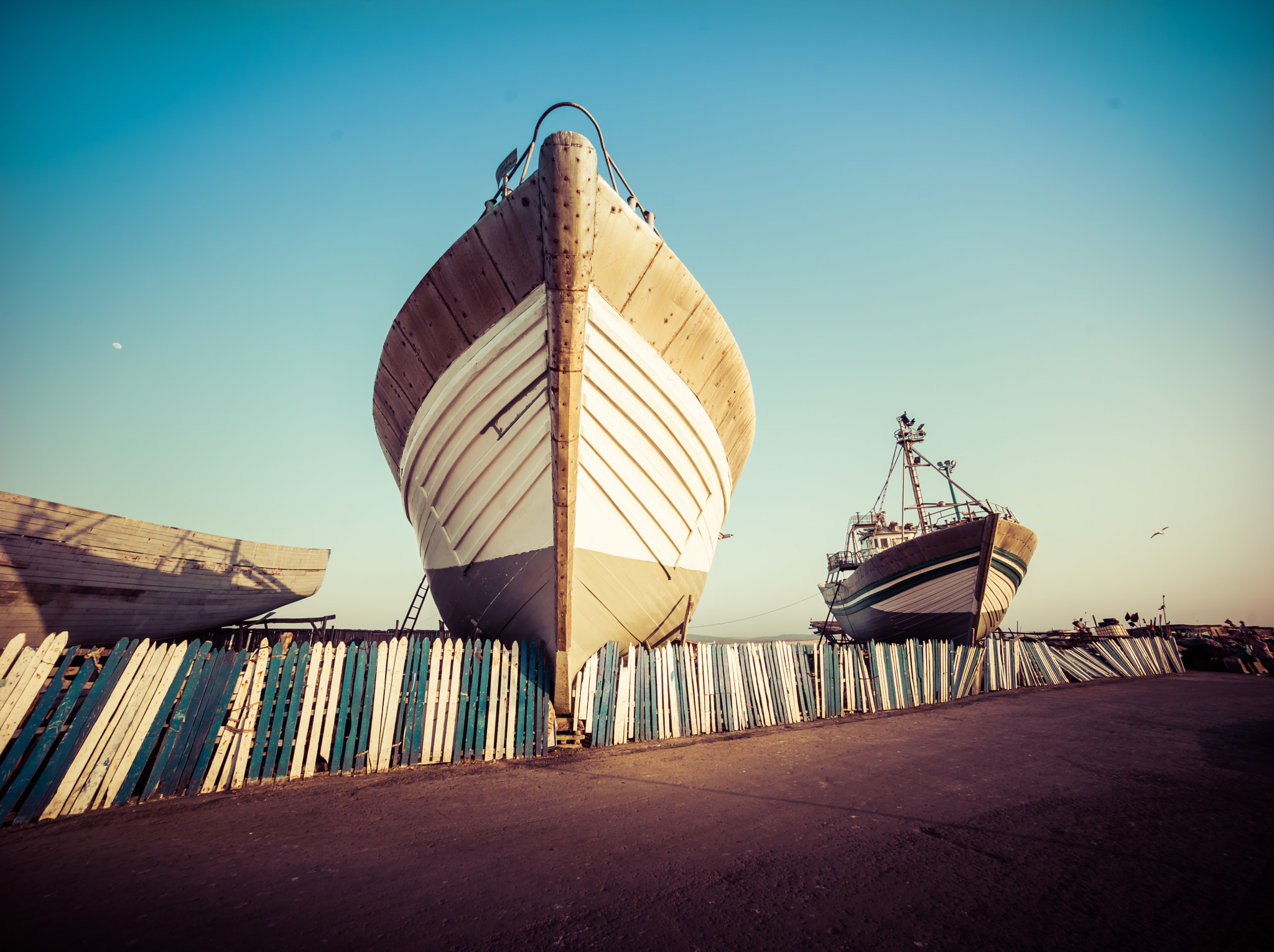 Sony a7R + Sony E 10-18mm F4 OSS sample photo. Boat  photography