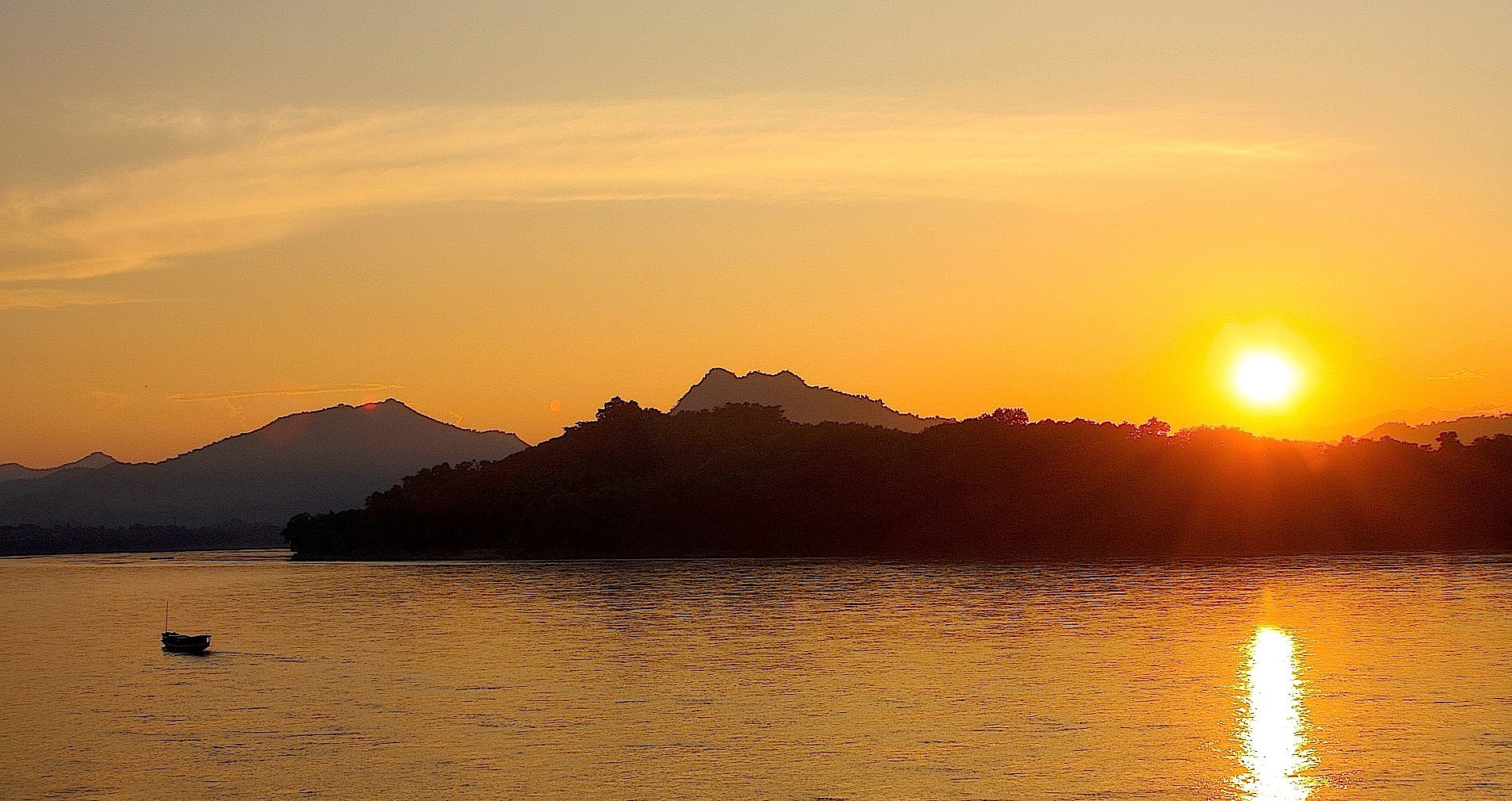 Canon EOS 40D + Canon EF 35-80mm f/4-5.6 USM sample photo. Sunset in luang prabang photography