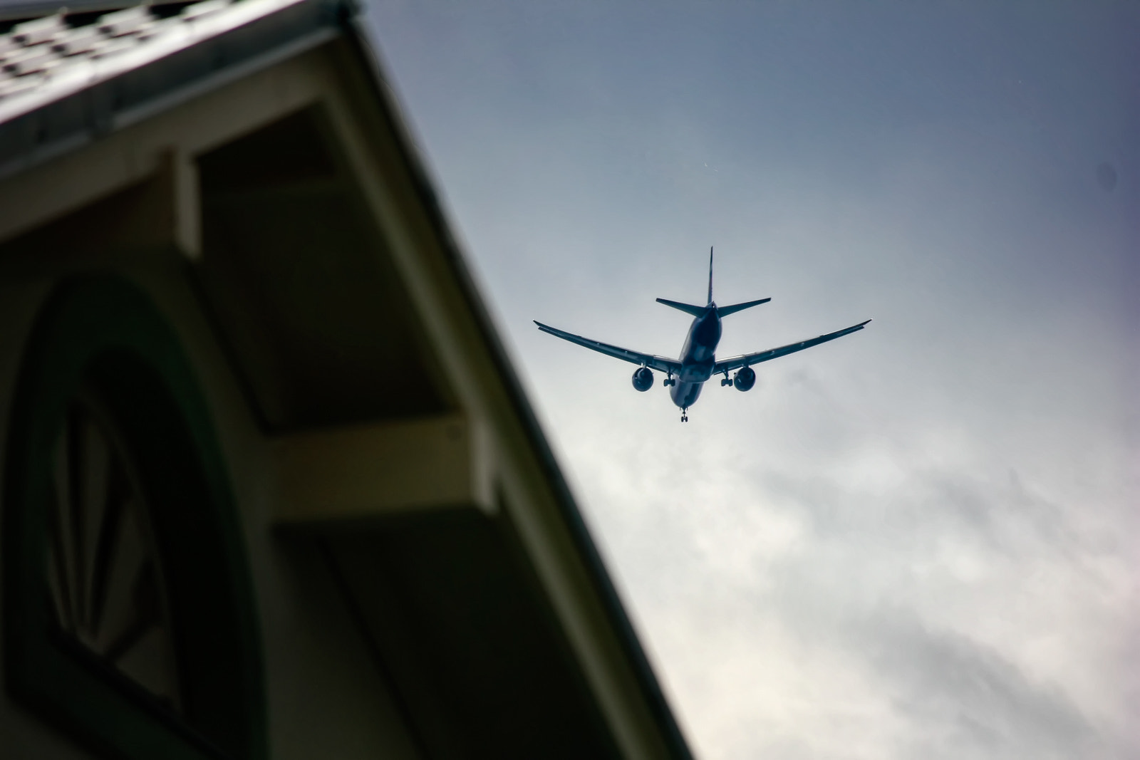 Canon EOS 550D (EOS Rebel T2i / EOS Kiss X4) sample photo. Landing plane photography