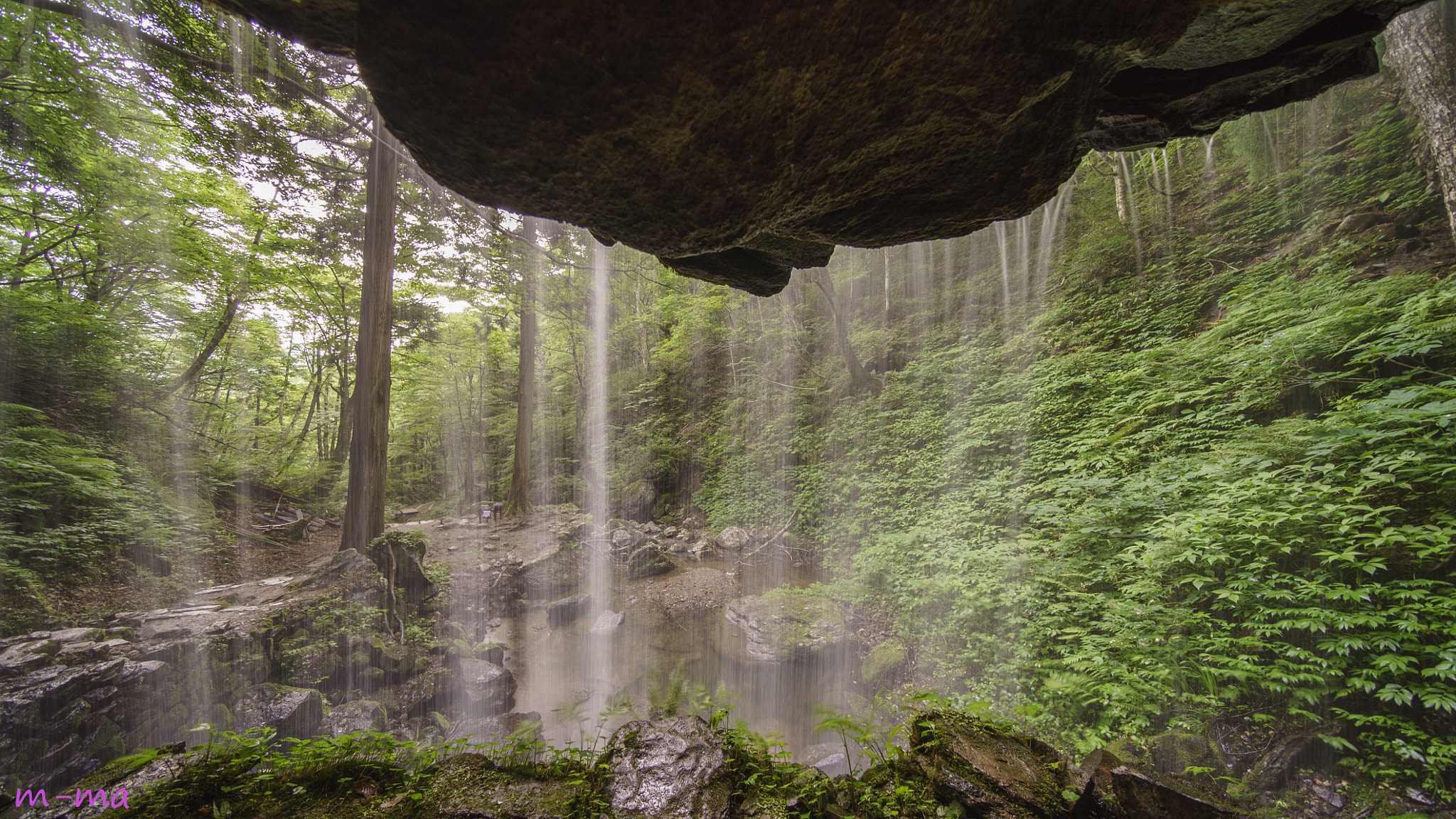 E 10mm F5.6 sample photo. The back of the waterfall photography