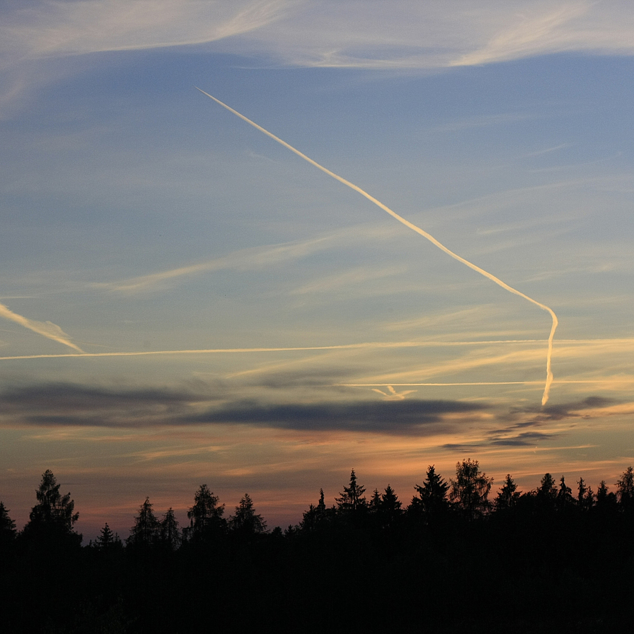 Canon EOS 1000D (EOS Digital Rebel XS / EOS Kiss F) + Canon EF 50mm F1.8 II sample photo. Chemtrails photography