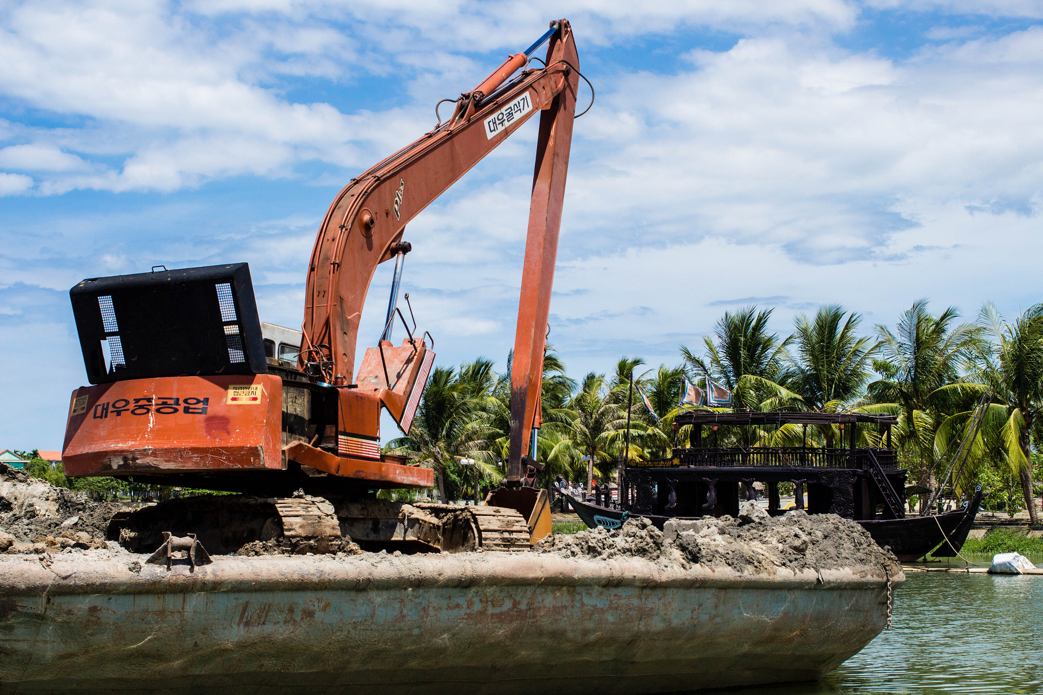 Canon EOS 700D (EOS Rebel T5i / EOS Kiss X7i) + Canon EF 35mm F2 sample photo. Building or destroying photography