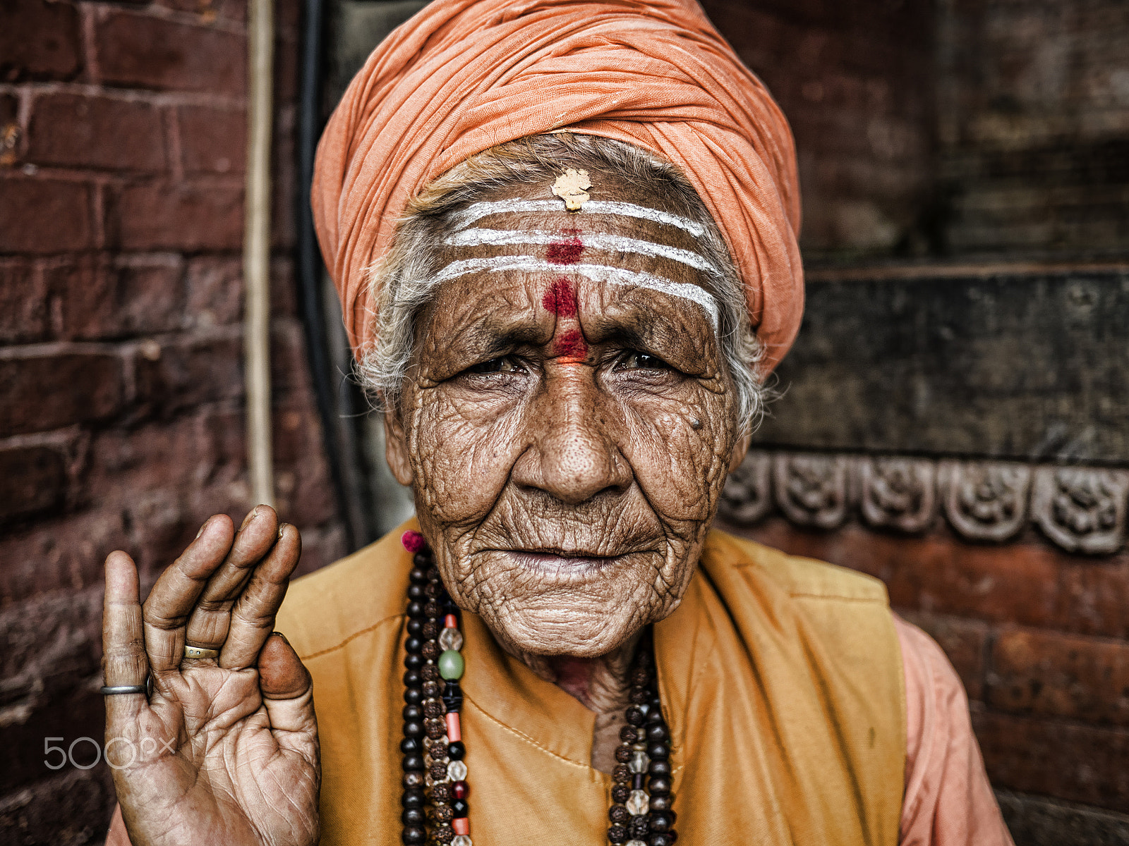 Olympus OM-D E-M5 II + Panasonic Lumix G 20mm F1.7 ASPH sample photo. Female sadhu -pashupatinath temple , kathmandu photography