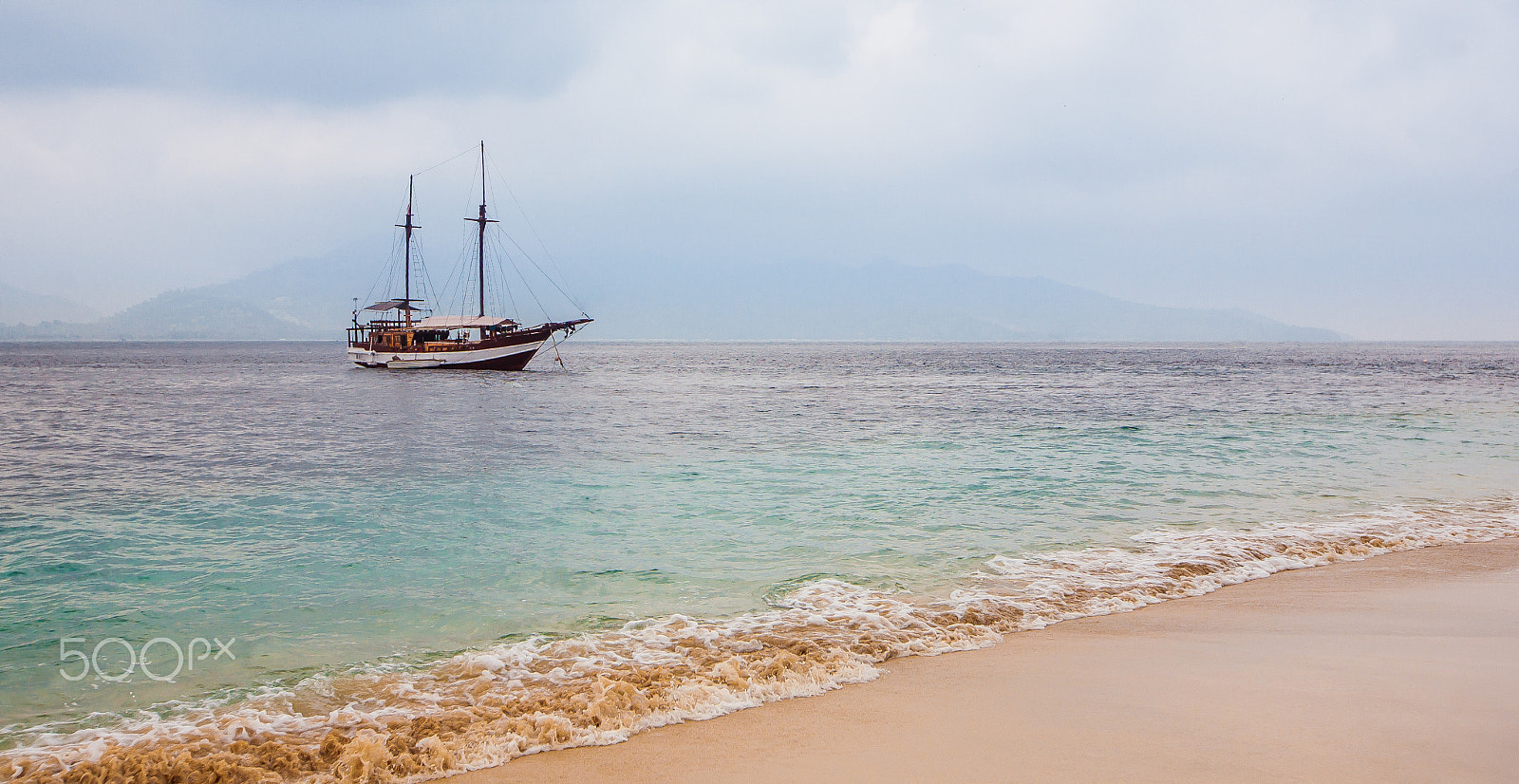 Canon EF 16-35mm F2.8L II USM sample photo. A ship off the coast of bali photography