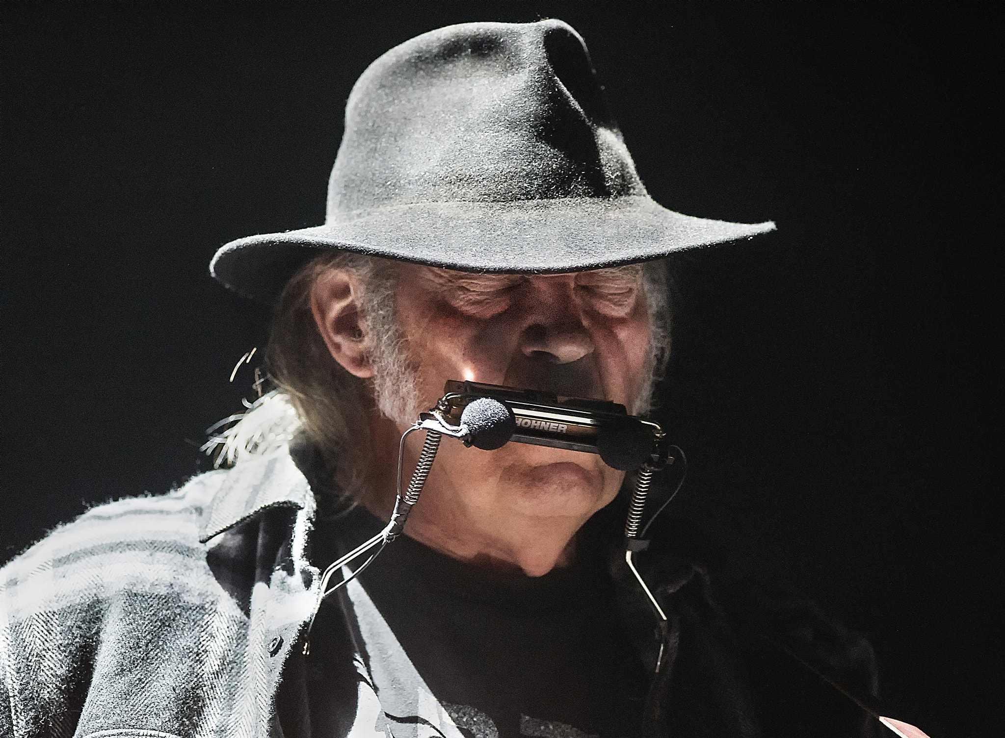 Nikon AF-S Nikkor 300mm F2.8G ED-IF VR sample photo. Neil young photography