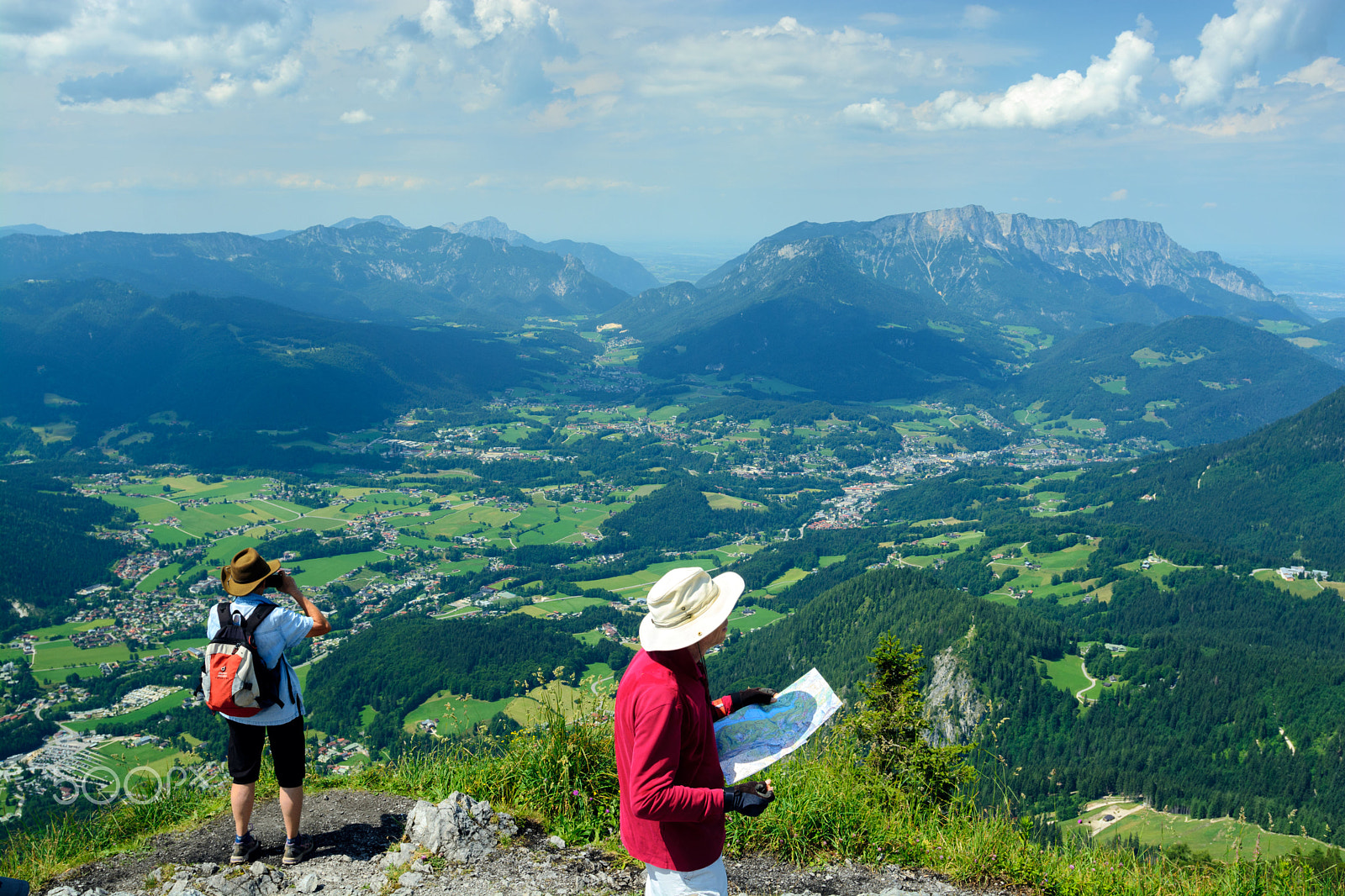 Nikon D7100 + Nikon AF-S Nikkor 17-35mm F2.8D ED-IF sample photo. Travelers in the mountains of bavaria photography
