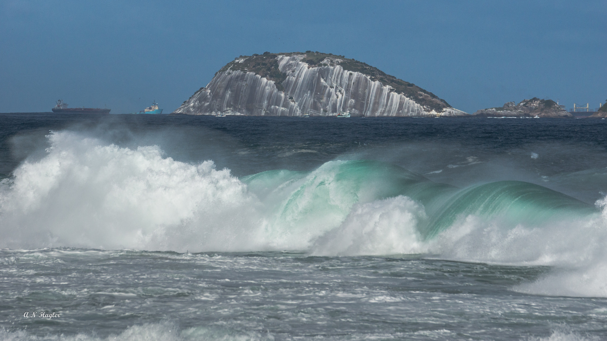 Sony 70-300mm F4.5-5.6 G SSM sample photo. Surf, islands, boats & spray são conrado photography
