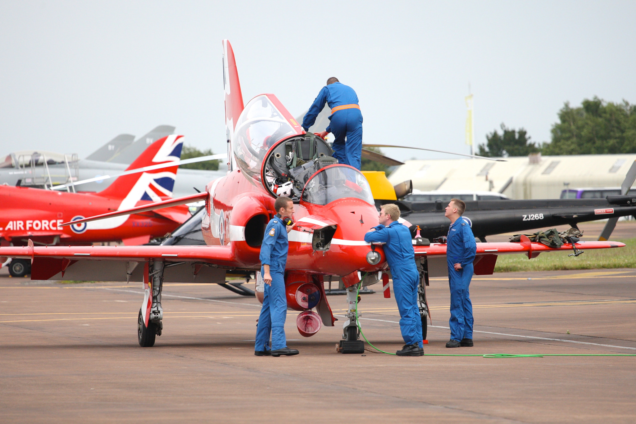 Canon EOS-1D Mark III sample photo. Red arrow maintenance photography