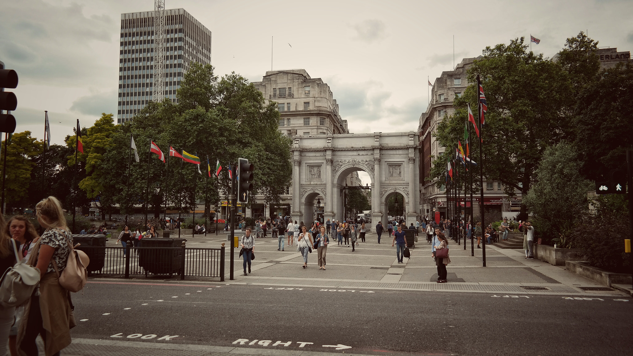 Samsung EK-GN120 sample photo. Crossing by the marble arch photography