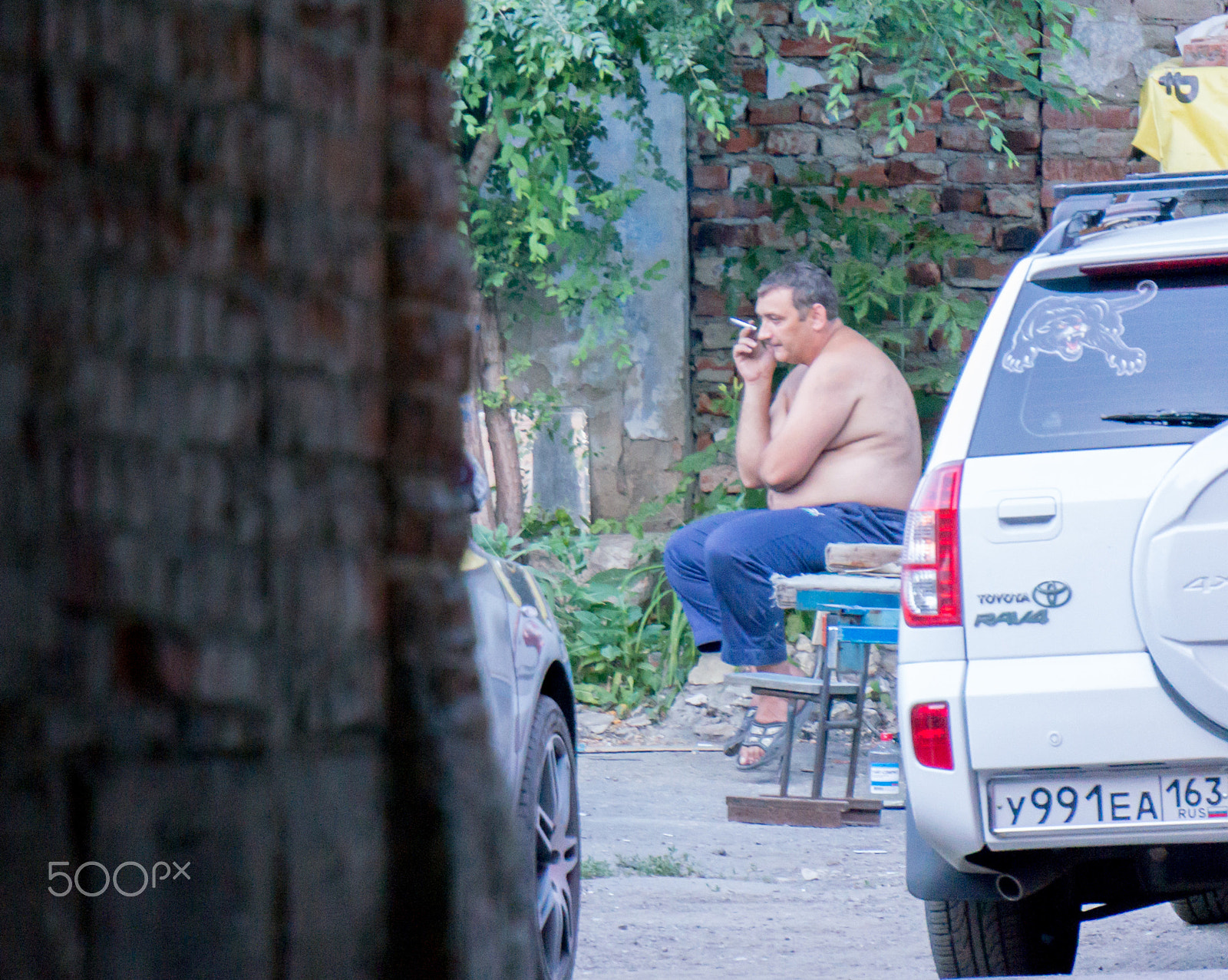 Sony Alpha NEX-5R + Sony E 55-210mm F4.5-6.3 OSS sample photo. Smoker photography