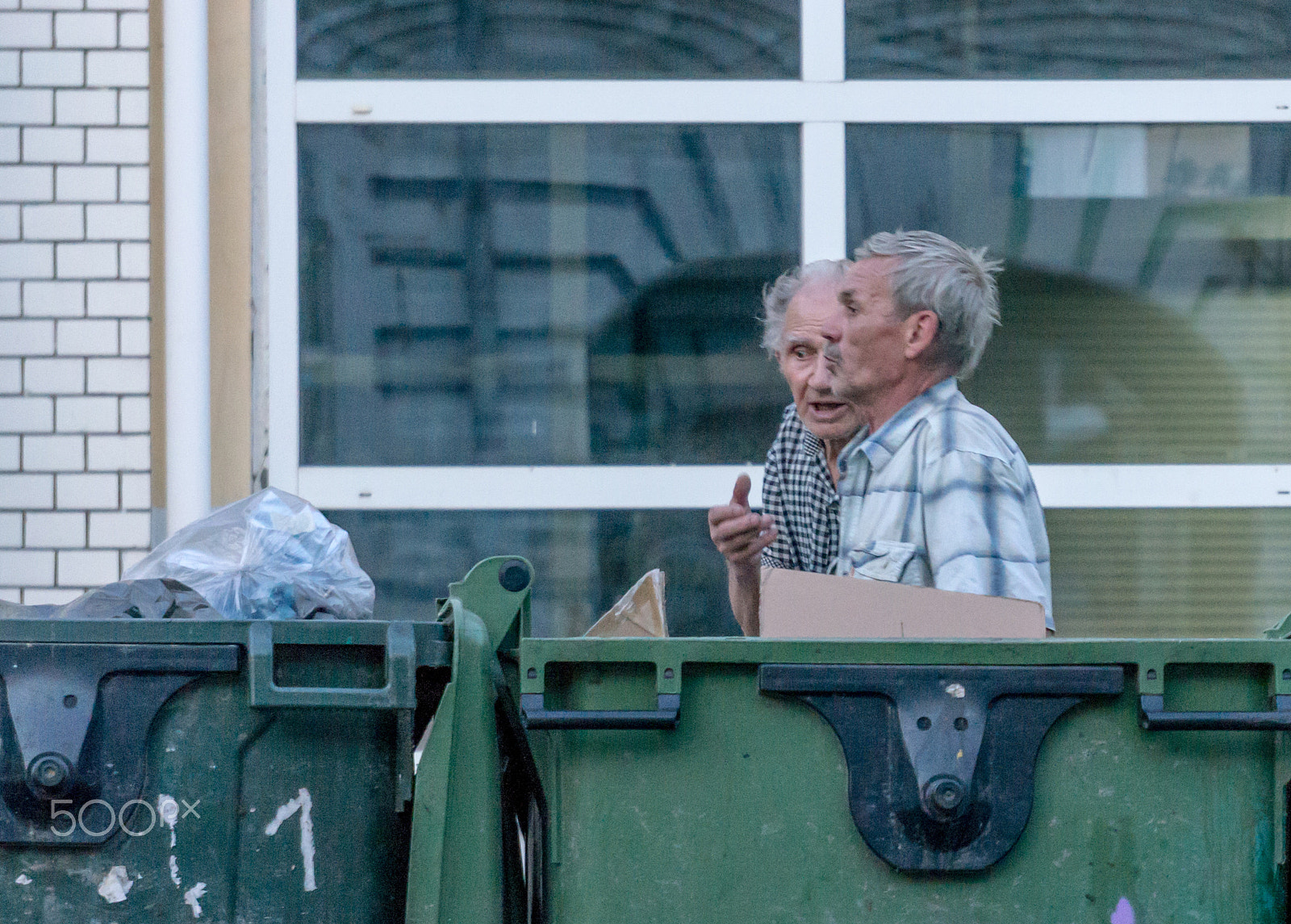 Sony Alpha NEX-5R + Sony E 55-210mm F4.5-6.3 OSS sample photo. Conversations and trash photography