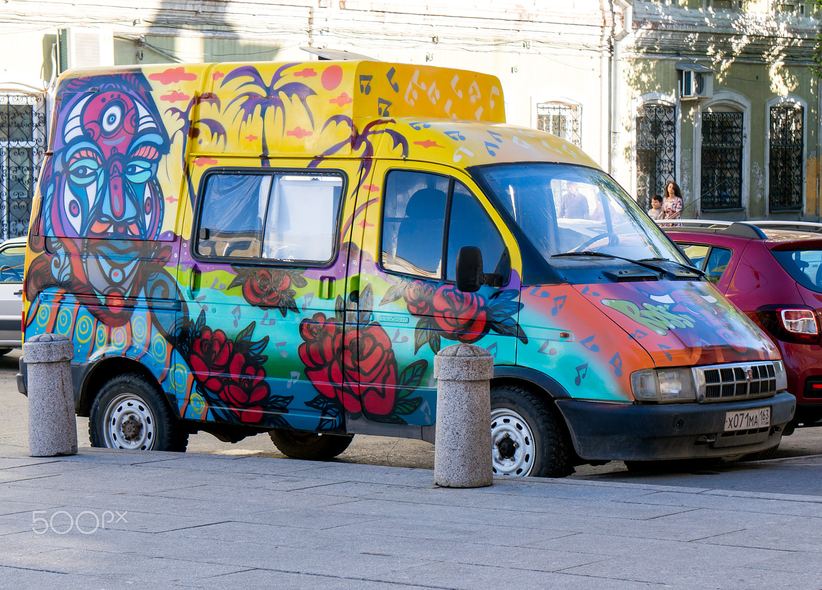 Sony Alpha NEX-5R + Sony E 55-210mm F4.5-6.3 OSS sample photo. Graffiti grill auto photography