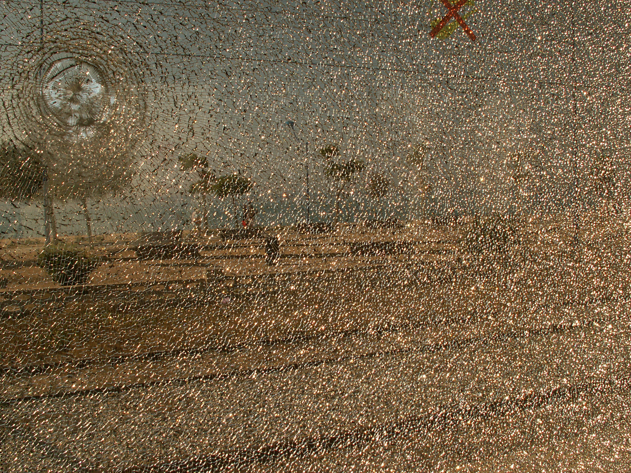 KONICA MINOLTA DiMAGE Z5 sample photo. Shattered glass photography