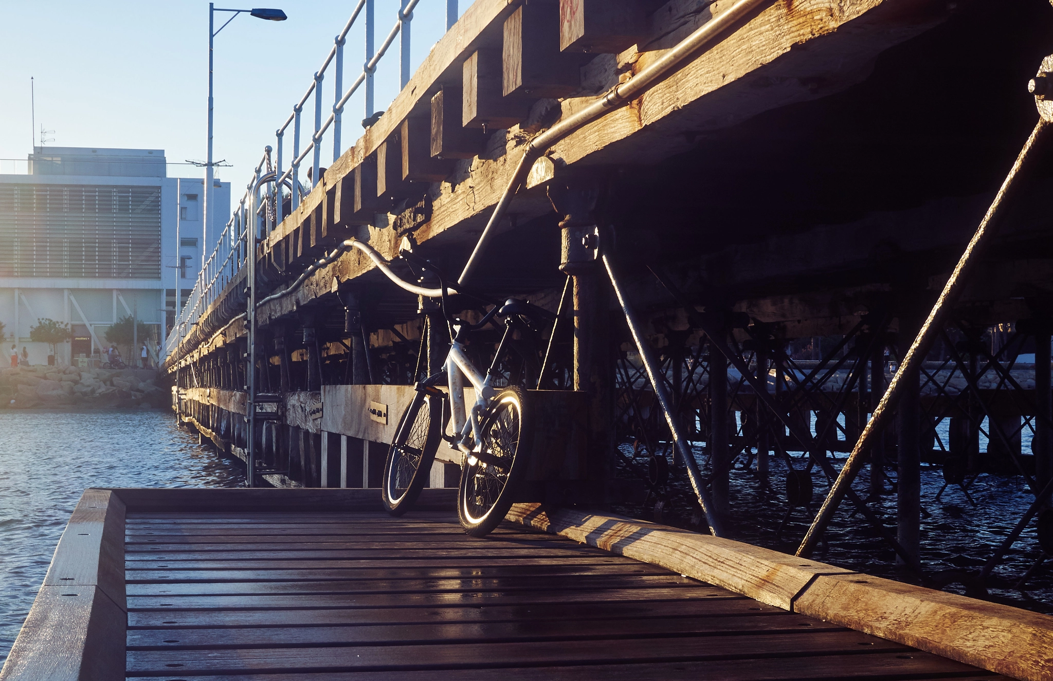 Olympus OM-D E-M10 + Olympus M.Zuiko Digital 25mm F1.8 sample photo. Bicycle by the pier photography