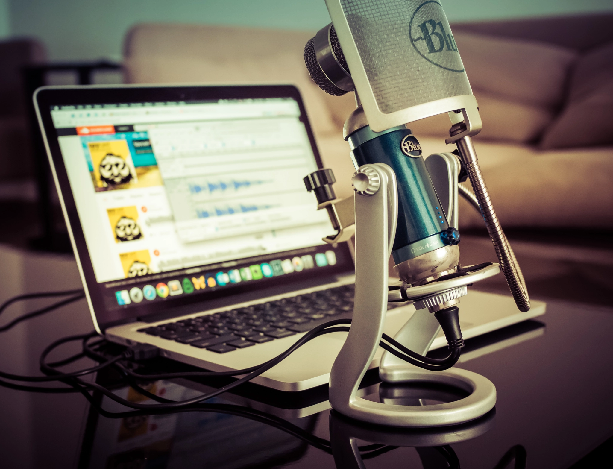 Olympus OM-D E-M10 + Olympus M.Zuiko Digital 25mm F1.8 sample photo. My podcast setup photography